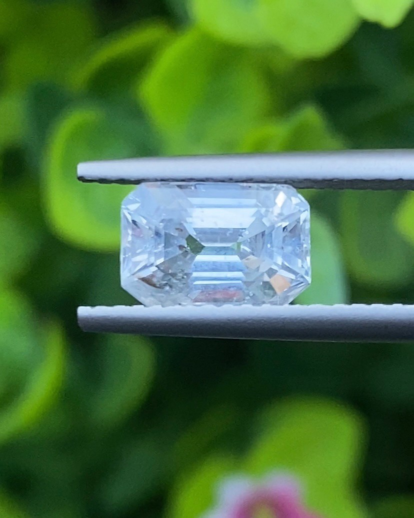 พลอย ขาว ไวท์ แซฟไฟร์ White Sapphire 2.12 กะรัต (Cts.) พลอยแท้ อัญมณีมงคลประจําวันเกิด เครื่องประดับพลอย