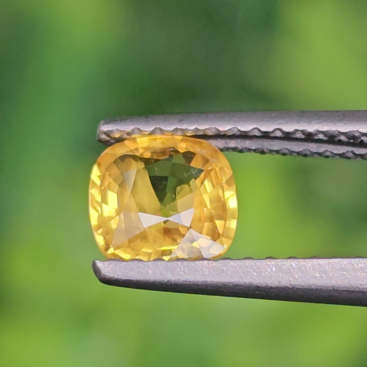 พลอย บุษราคัม yellow sapphire 0.90 กะรัต (Cts.) พลอยแท้ อัญมณีมงคลประจําวันเกิด เครื่องประดับพลอย