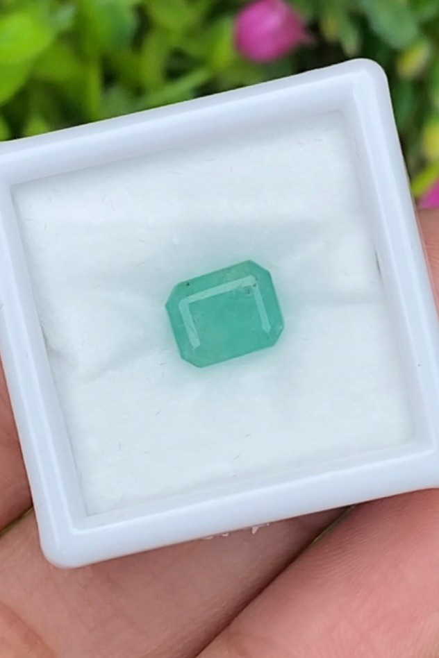 พลอย มรกต Natural Emerald แซมเบีย 1.61 กะรัต (Cts.) พลอยแท้ อัญมณีมงคลประจําวันเกิด เครื่องประดับพลอย