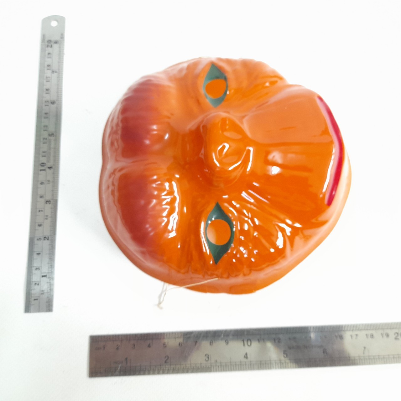 หน้ากากพลาสติกบาง อีที จาก อีทีเพื่อนรัก ขนาดตามรูป เก่าเก็บเก่าตามสภาพ หายากมากๆ ไม่พบบ่อย