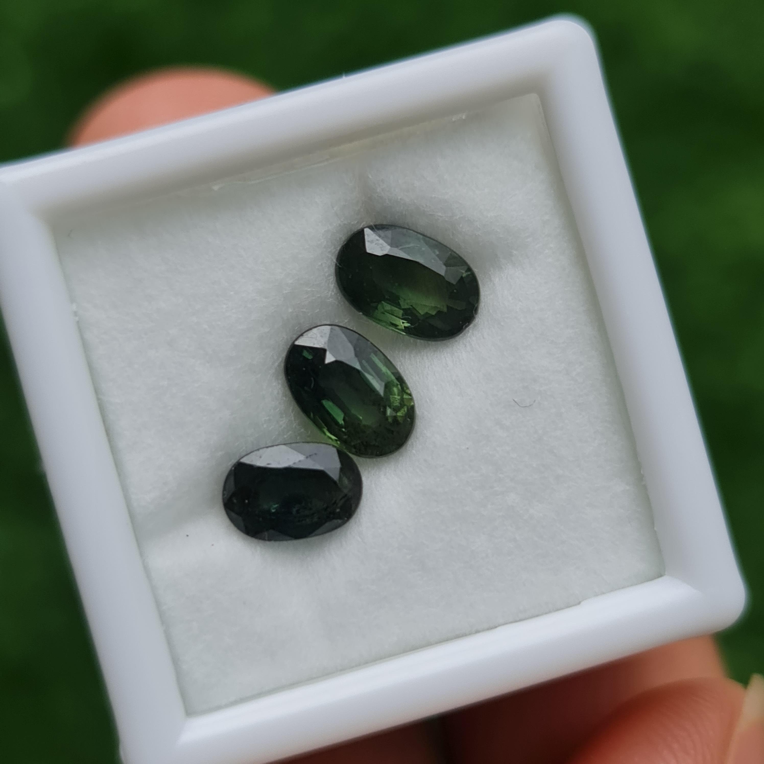 พลอย เขียวส่อง Green Sapphire 2.88 กะรัต (Cts.) 3 เม็ด (Pcs.) พลอยแท้ อัญมณีมงคลประจําวันเกิด เครื่องประดับพลอย