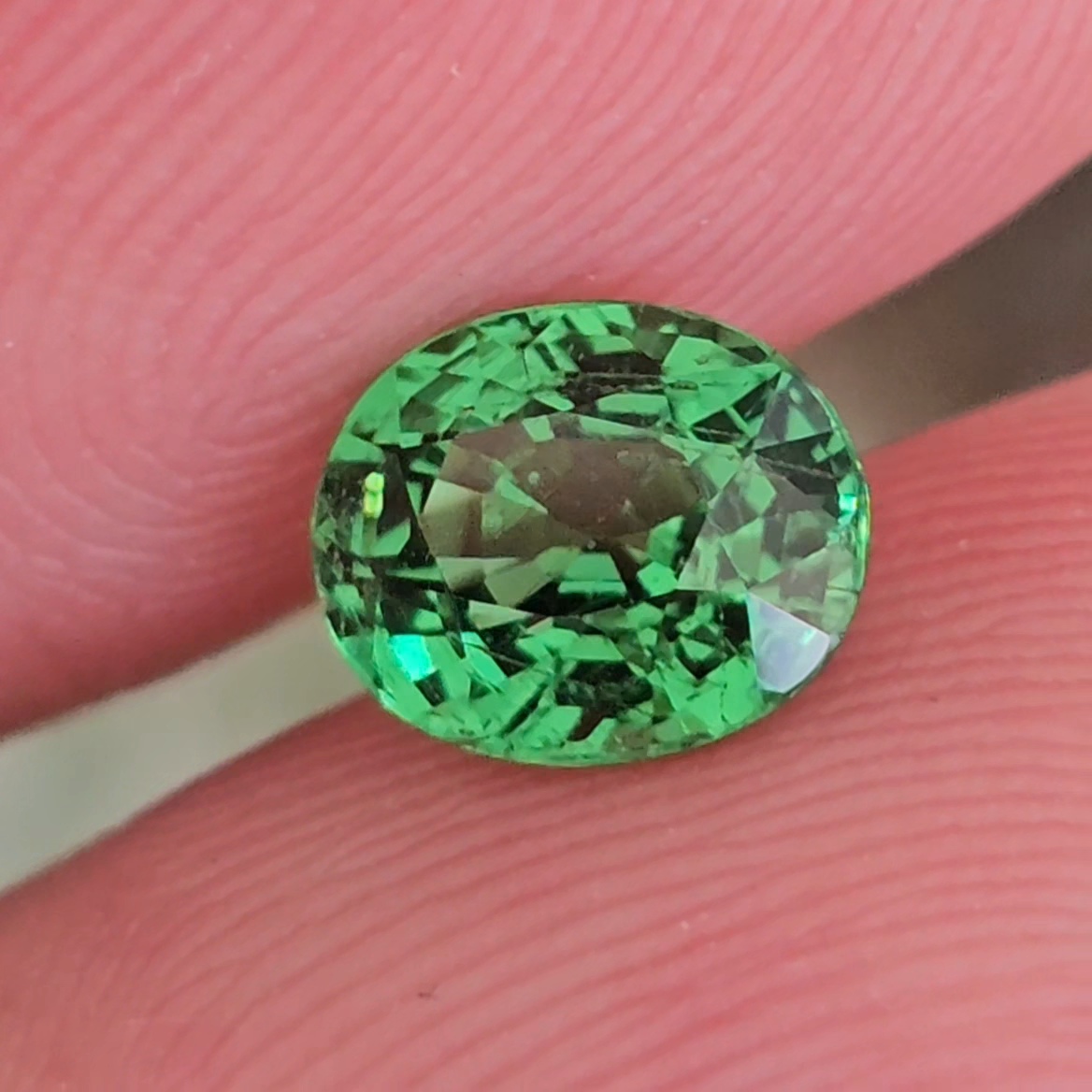 พลอย ซาโวไรท์ Tsavorite Garnet 1.16 กะรัต (Cts.) ดิบ Unheated พร้อมใบเซอร์ อัญมณีมงคลประจําวันเกิด เครื่องประดับพลอย