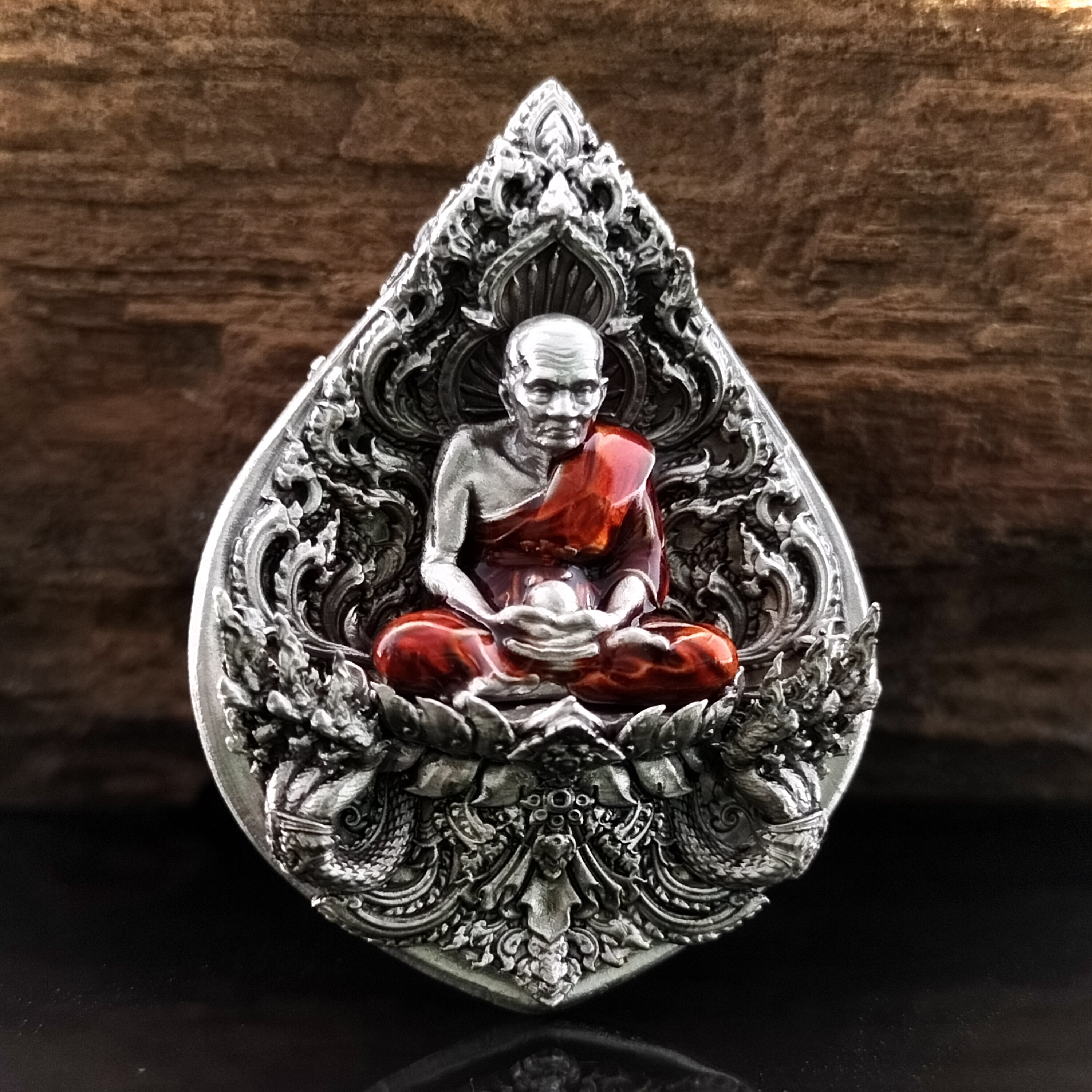 หลวงปู่ทวด รุ่น มหาบารมีศรีโพธิสัตว์ เนื้อบรอนซ์ชุบเงินซาติน องค์ลงยาจีวร