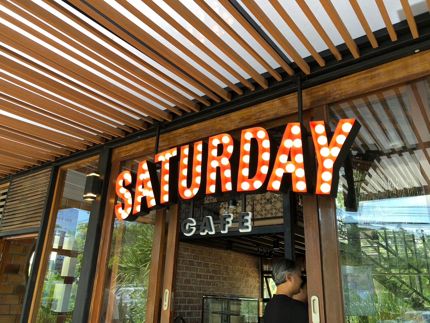 ป้ายร้าน SATURDAY