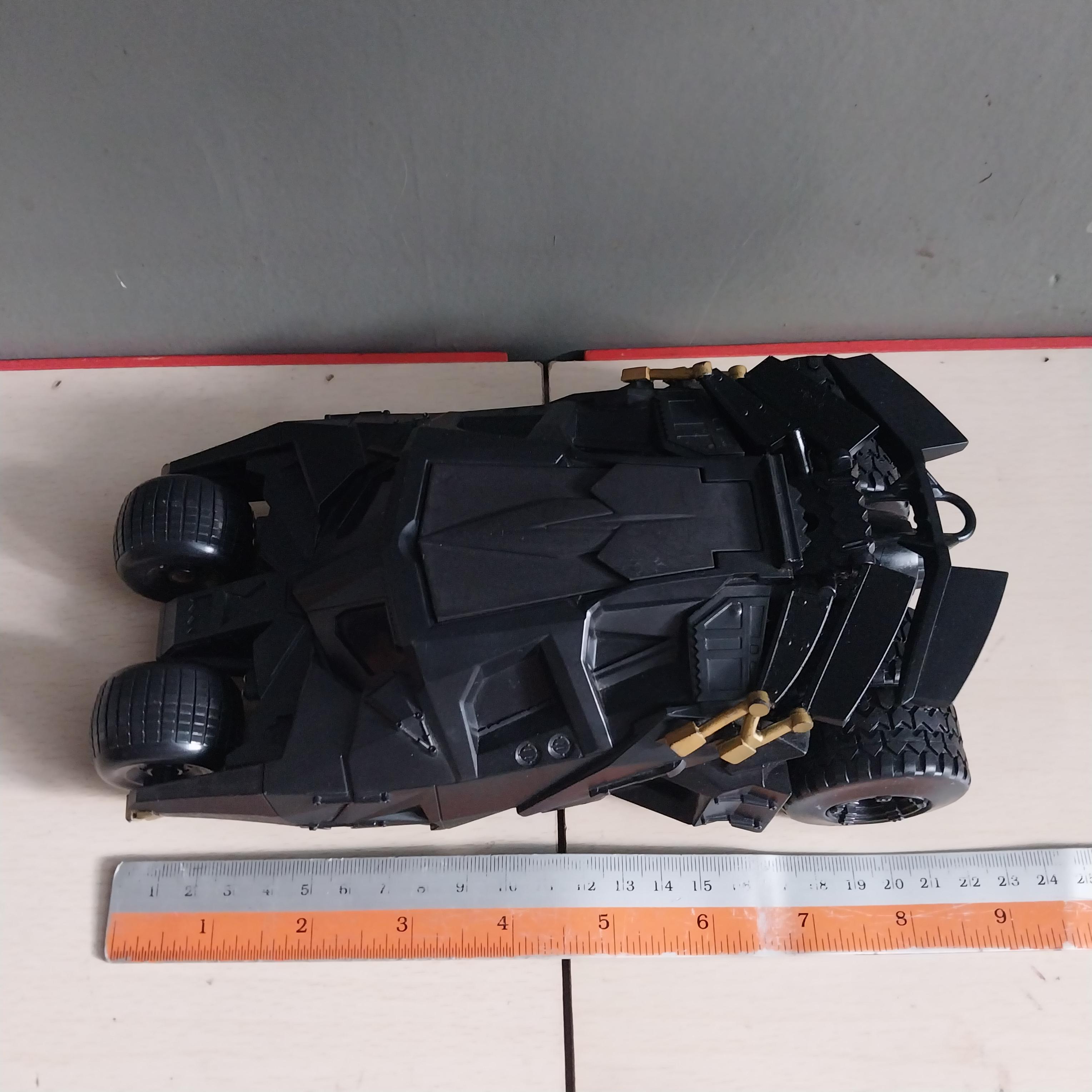 มีหลายภาพ #รถแบทแมน #Batmobile Tumbler จากภาพยนตร์เรื่อง The Dark Knight Rises ซึ่งผลิตโดย Mattel ในปี 2008