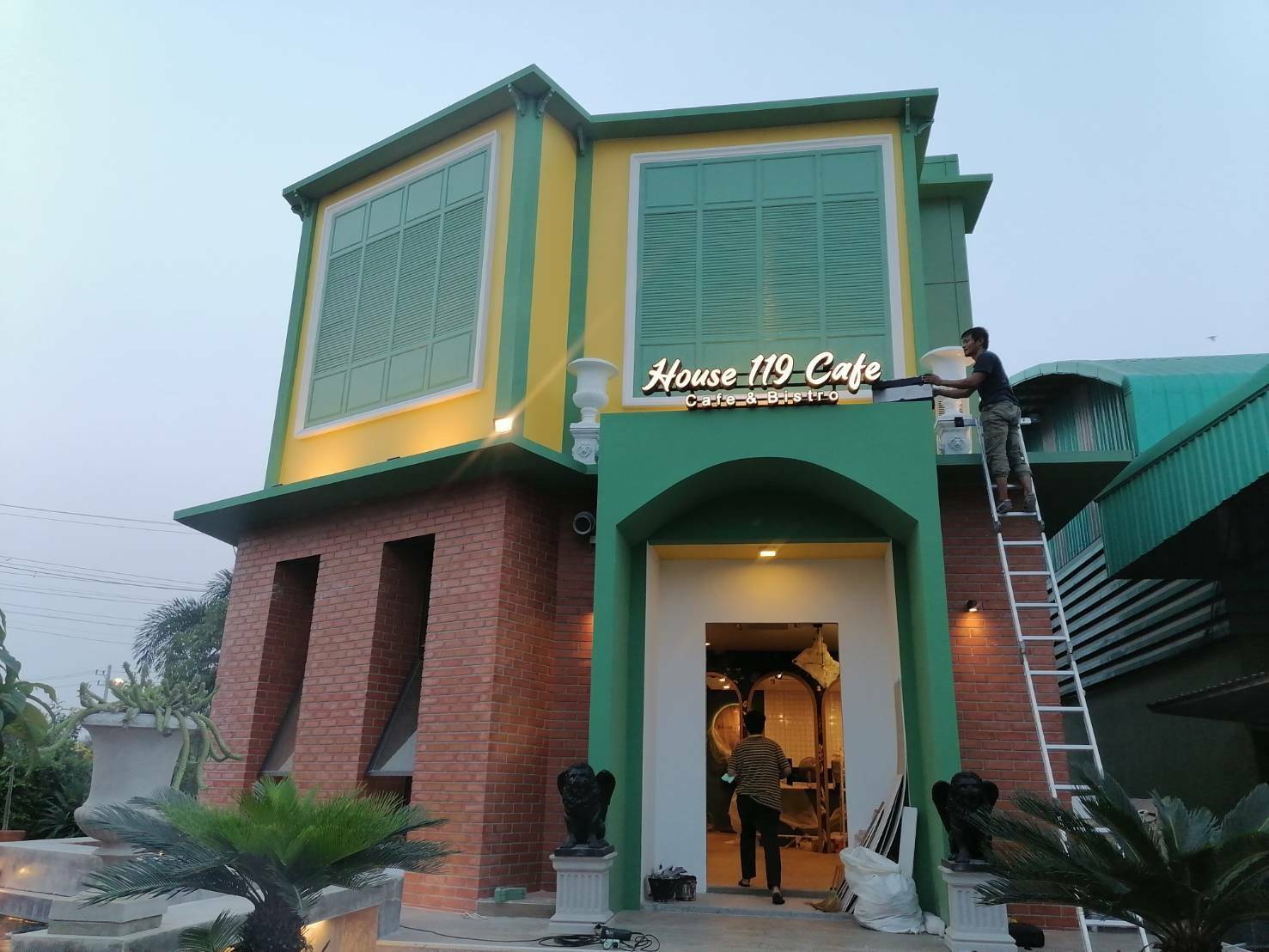 ป้ายอักษรไฟออกหน้า ร้านกาแฟ House 119 Cafe