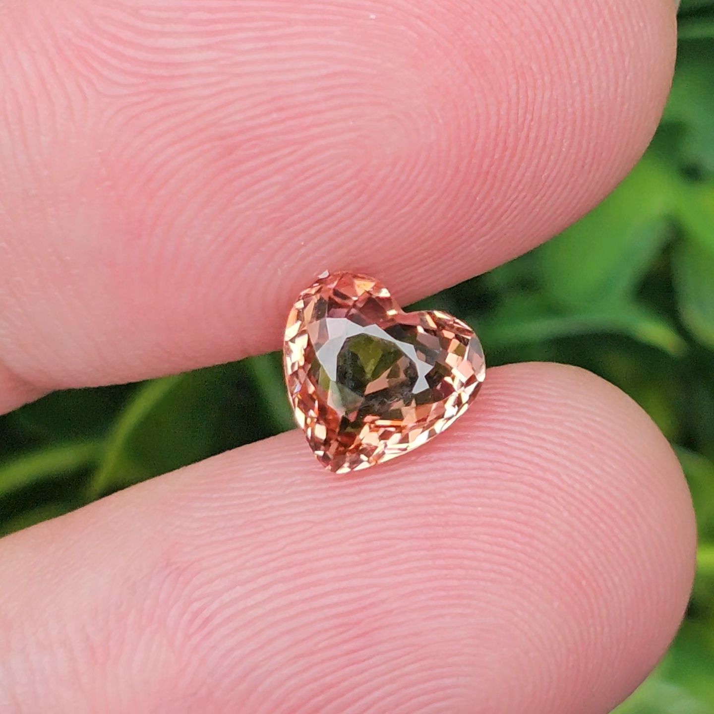 พลอย ทัวร์มาลีน Tourmaline 2.02 กะรัต (Cts.) ลอยแท้ อัญมณีมงคลประจําวันเกิด เครื่องประดับพลอย