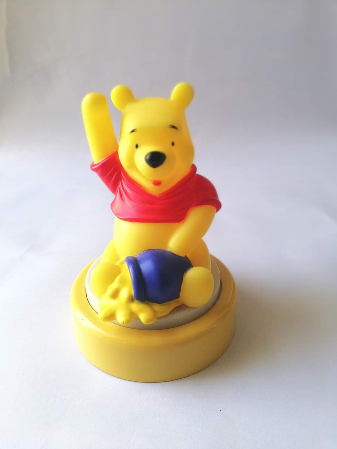 โคมไฟรูปหมีพูห์สีเหลือง สภาพเก่าเก็บ ใส่ถ่านใช้งานได้ปกติ ขนาดตามภาพ**แถมถ่าน2ก้อน