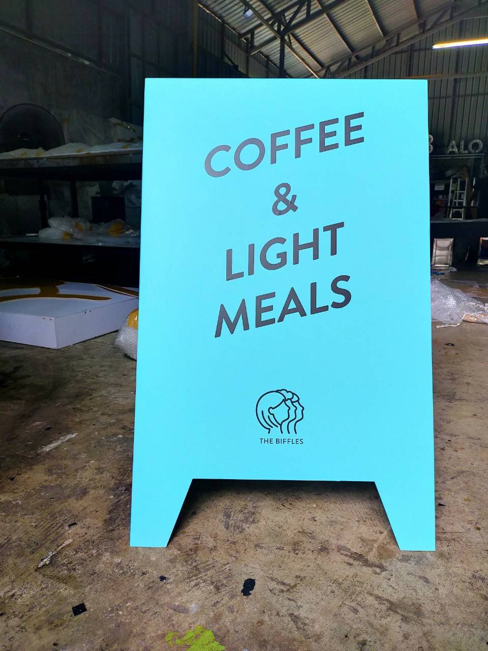 ป้ายตั้งหน้าร้านติดสติกเกอร์ไดคัท แบบตั้งพื้น