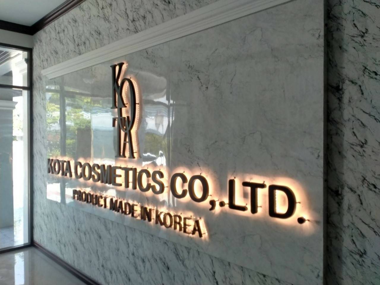 ป้ายตัวอักษรซิงค์ไฟออกหลัง ซิงค์ทำสีดำ ไฟออกหลังสีวอมไวท์ พื้นเป็นอะลูมิเนียมคอมโพสิต4304