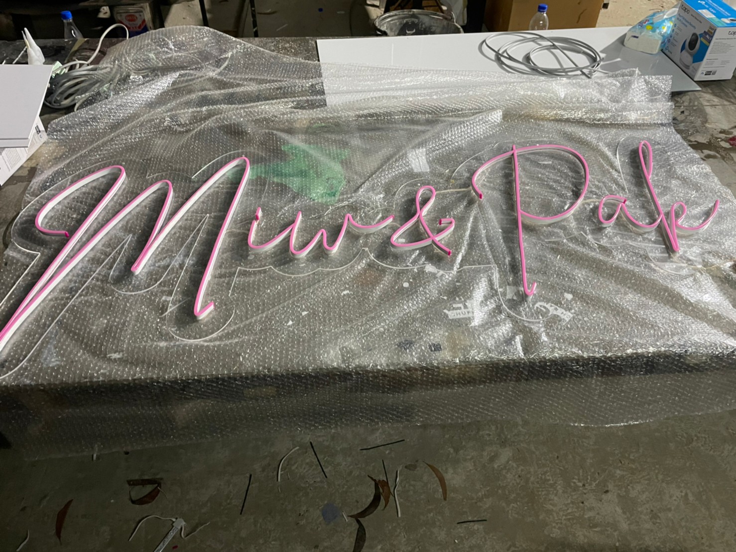 ไฟนีออน เฟค