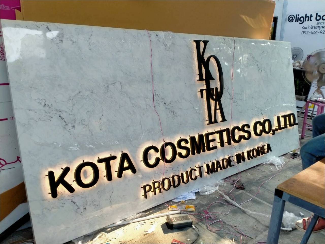 ป้ายตัวอักษรซิงค์ไฟออกหลัง ซิงค์ทำสีดำ ไฟออกหลังสีวอมไวท์ พื้นเป็นอะลูมิเนียมคอมโพสิต4304