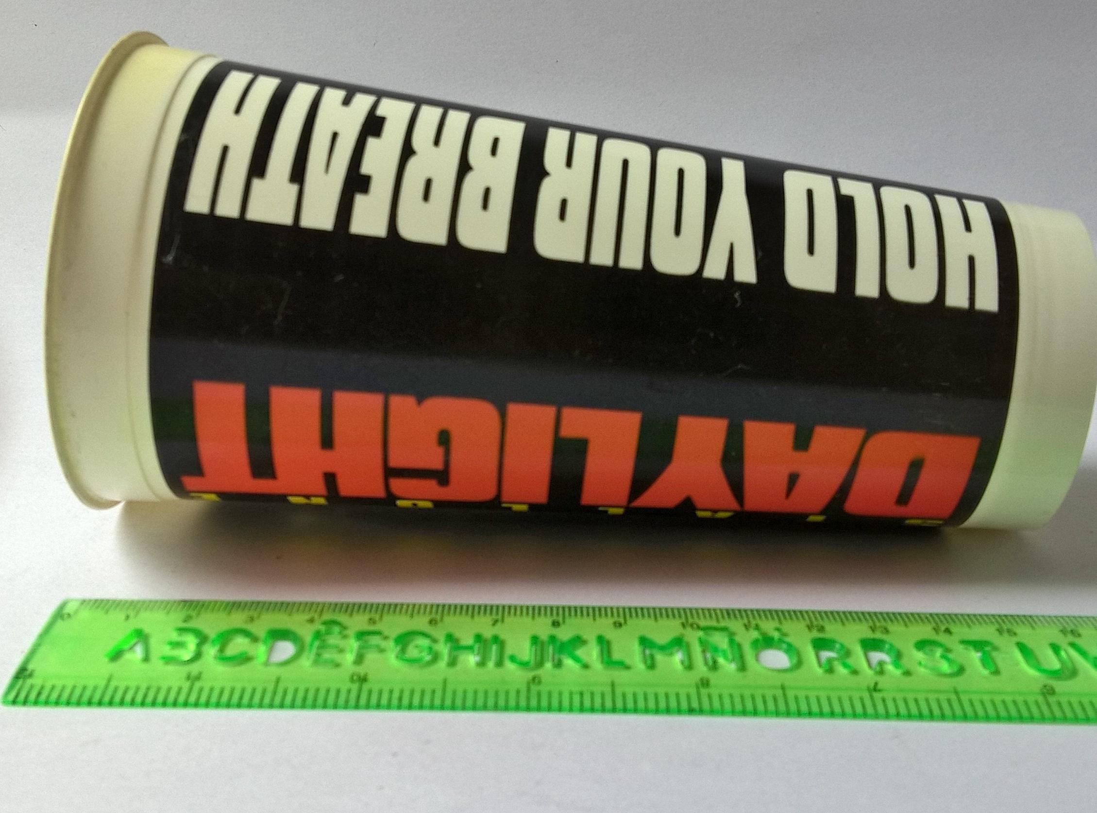 แก้วน้ำพลาสติกงานเก่า จากภาพยนต์เรื่อง เดย์ไลท์ ผ่านรกใต้โลก Hold Your Breath ,DAYLIGHT,นำแสดงโดย ซิลเวสเตอร์ สตอลโลน SYLVESTER STALLONE ของสะสมจาก EGV ของเก่า โปรดตรวจสอบทุกภาพ