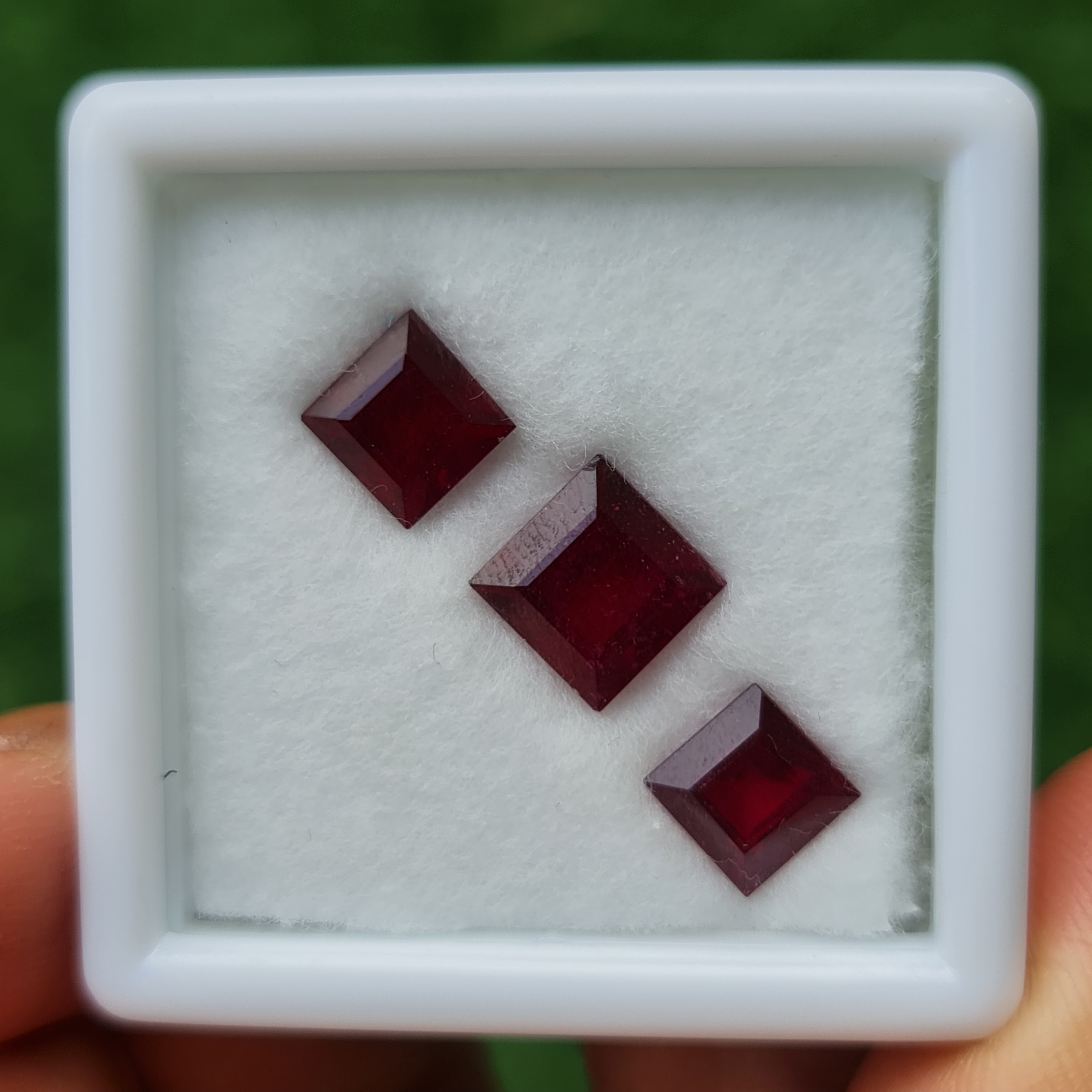 พลอย ทับทิม Ruby sapphire 3 เม็ด 7.40 กะรัต (Cts.) พลอยแท้ อัญมณีมงคลประจําวันเกิด เครื่องประดับพลอย