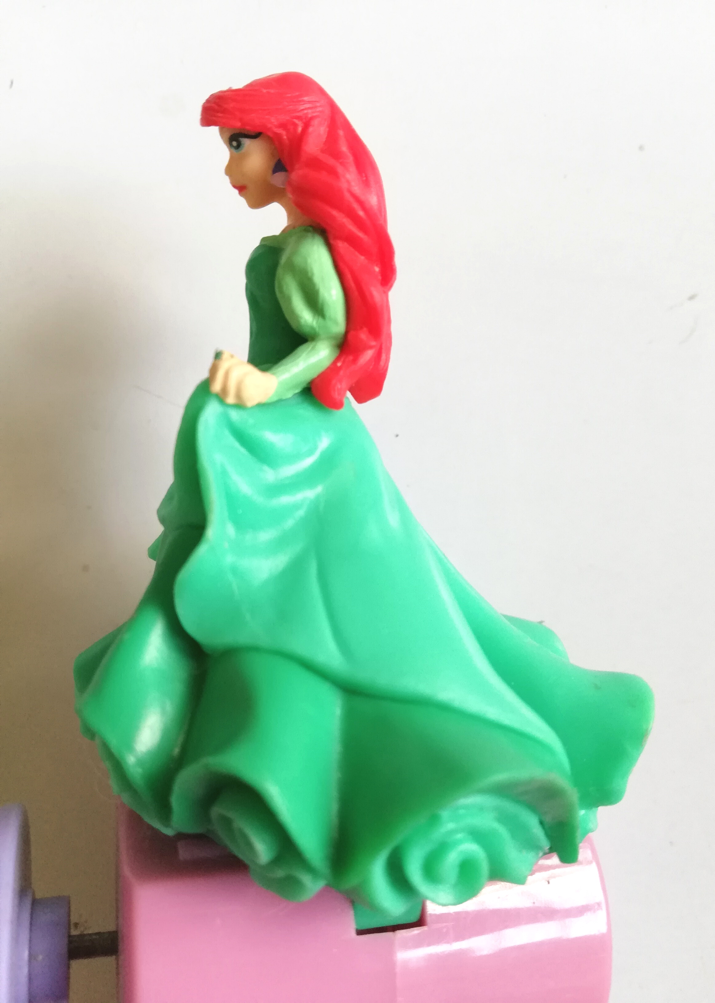 ของสะสมเจ้าหญิงดิสนีย์ พัดลมขนาดเล็กเด็กเล่น ตัวเจ้าหญิงแอเรียล จาก the little mermaid เจ้าหญิงแอเรียล รุ่นมีขาและนุ่งกระโปรงแล้ว สภาพเก่าเก็บ พัดลมเก่าไม่ได้ใช้งานนานแล้วไม่เคยเปลี่ยนถ่าน(กลัวสลากฉีกขาด มีถลอกบ้างเล็กน้อย) ขายตามสภาพ