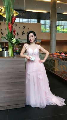 Pre-order ชุดแฟนซี ชุดเจ้าสาว ชุดราตรียาว สีชมพู แขนสั้น ซีทรู แต่งคริสตัลช่วงบน กระโปรงยาว ซิปหลัง