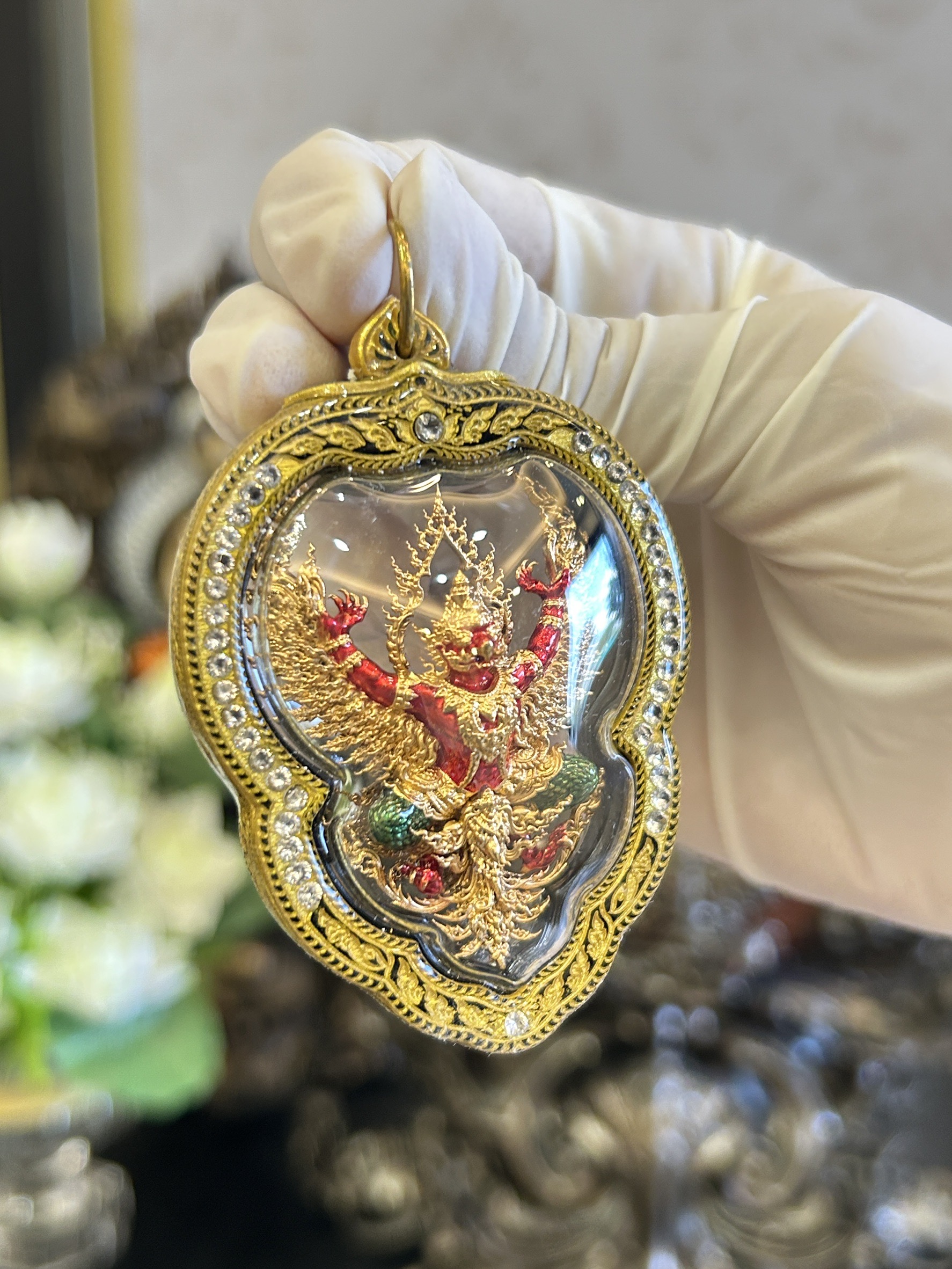 พญาครุฑ พญาเวนไตย เนื้อทองลำอู่ชุบทองลงยา พร้อมเลี่ยมกรอบอคริลิคลายขอบข้าง