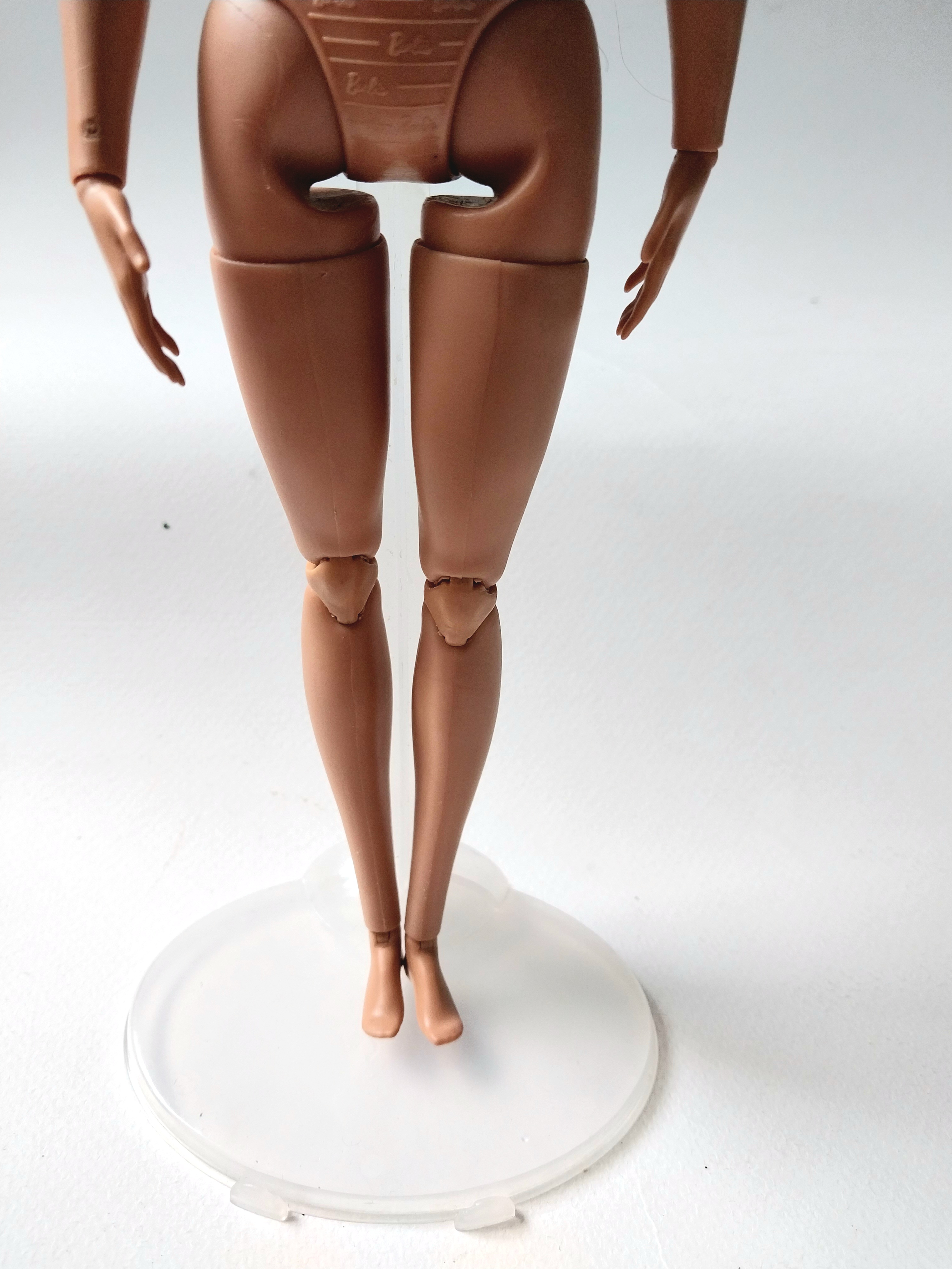 มีหลายภาพ คอมีรอยบิ่นเล็กน้อย แต่ไม่ทำให้คอโยกหรือหลวม ตามภาพ,ไม่ส่งผลต่อการโยกคลอน -ไม่หลวม ปกติ,,ไม่รวมฐาน,ตุ๊กตาบาร์บี้รุ่นโยคะ made_to_move มี ข้อต่อทั้งตัว Mattel China 2015 ไม่มีส่วนหลวม