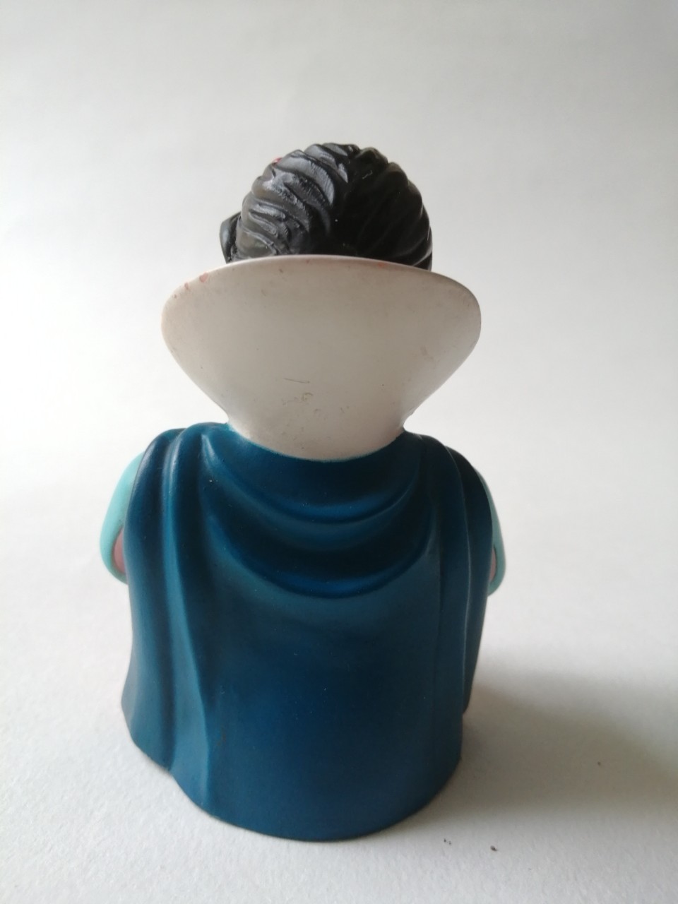 Disney Princess Snow White, bottle cap ของสะสมเจ้าหญิงสโนส์ไวท์ บรัชครึ่งตัวสโนว์ไวท์อุ้มนกสีขาว เป็นฝาขวดแชมพู รุ่นเก่าหน้าการ์ตูน ***งานเก่า มีตำหนิ ตามภาพ