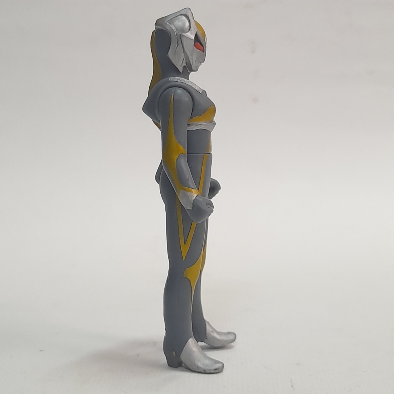 มีหลายภาพ.ซอฟ 3.5-4นิ้ว คามิลล่า จากอุลตร้าแมนทีก้า มือสองสภาพดี มีรอยบ้าง