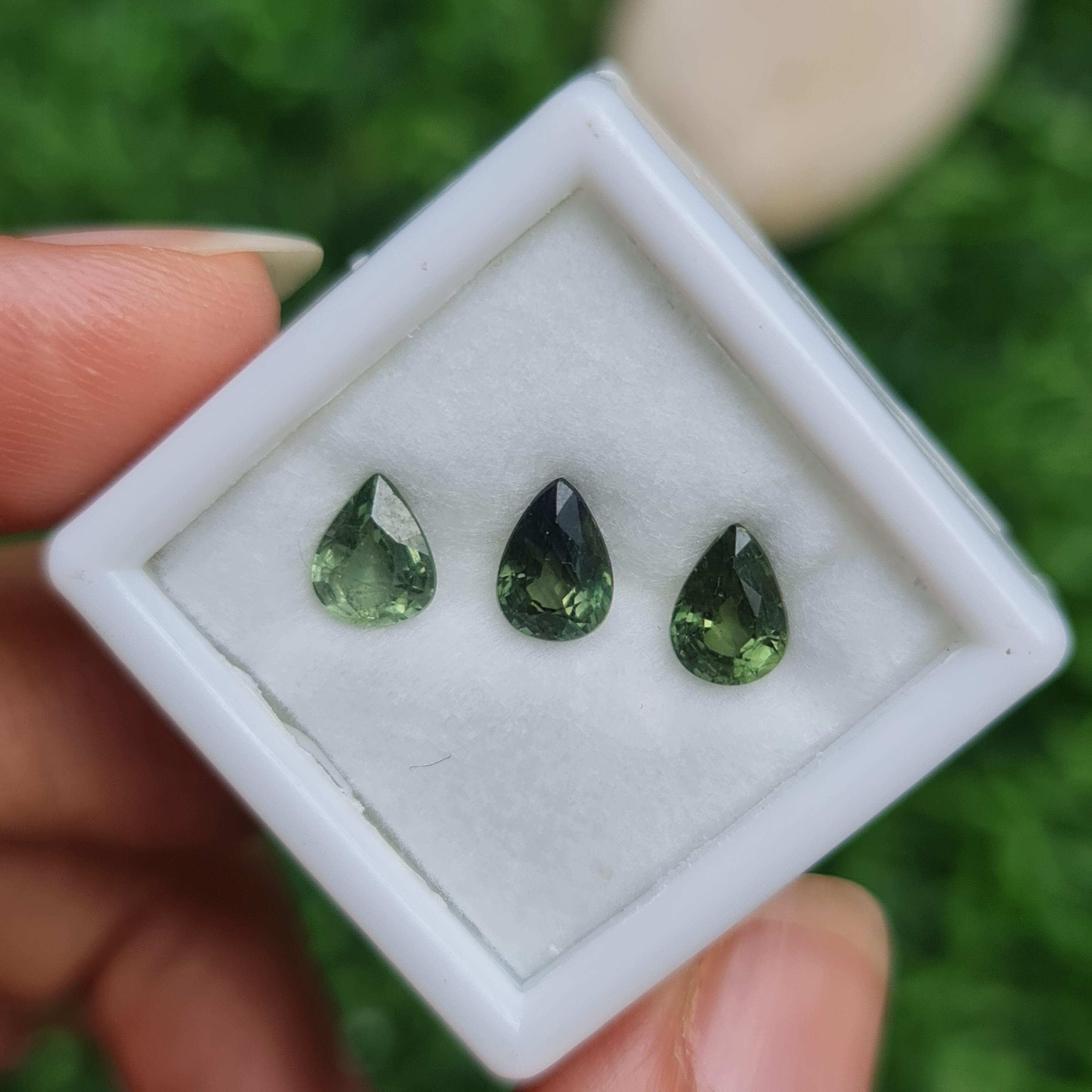 พลอย เขียวส่อง Green Sapphire 2.28 กะรัต (Cts.) ดิบ (Unheated) พลอยแท้ อัญมณีมงคลประจําวันเกิด เครื่องประดับพลอย