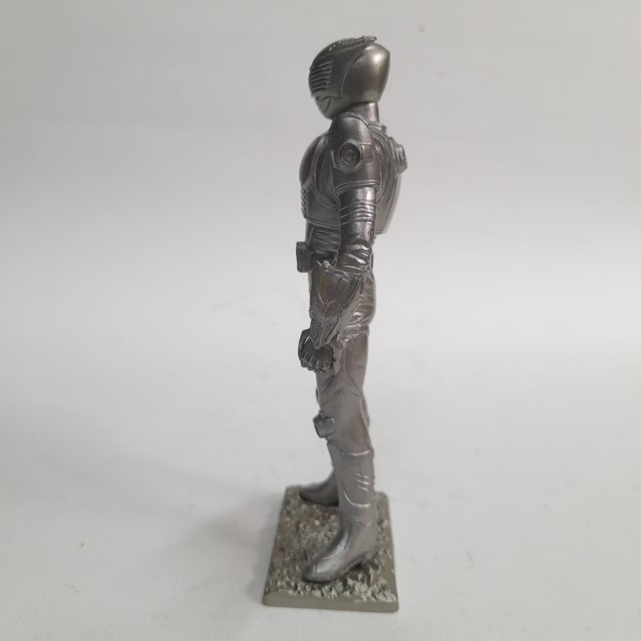 ***มีรอยบิ่นที่หูเล็กน้อย มือสองสภาพดี มีรอยบ้างงานโลหะ 5 นิ้วไรเดอร์ริวคิ ยืนฐาน ทำจากโลหะ ไม่ลงสี ขนาดตามรูป