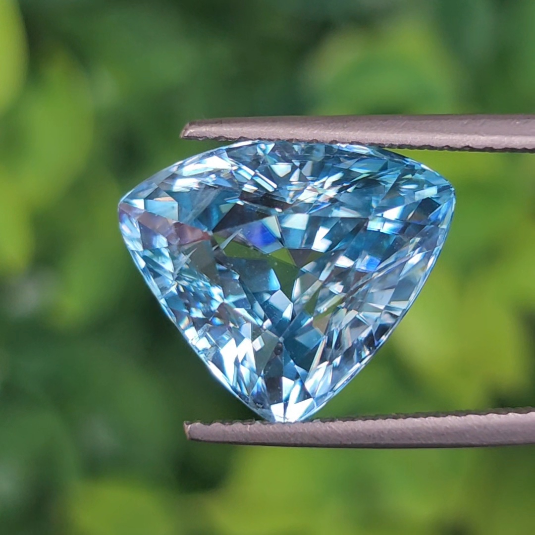 พลอย เพทาย Natural Zircon 11.26 กะรัต (Cts.) พลอยแท้ อัญมณีมงคลประจําวันเกิด เครื่องประดับพลอย