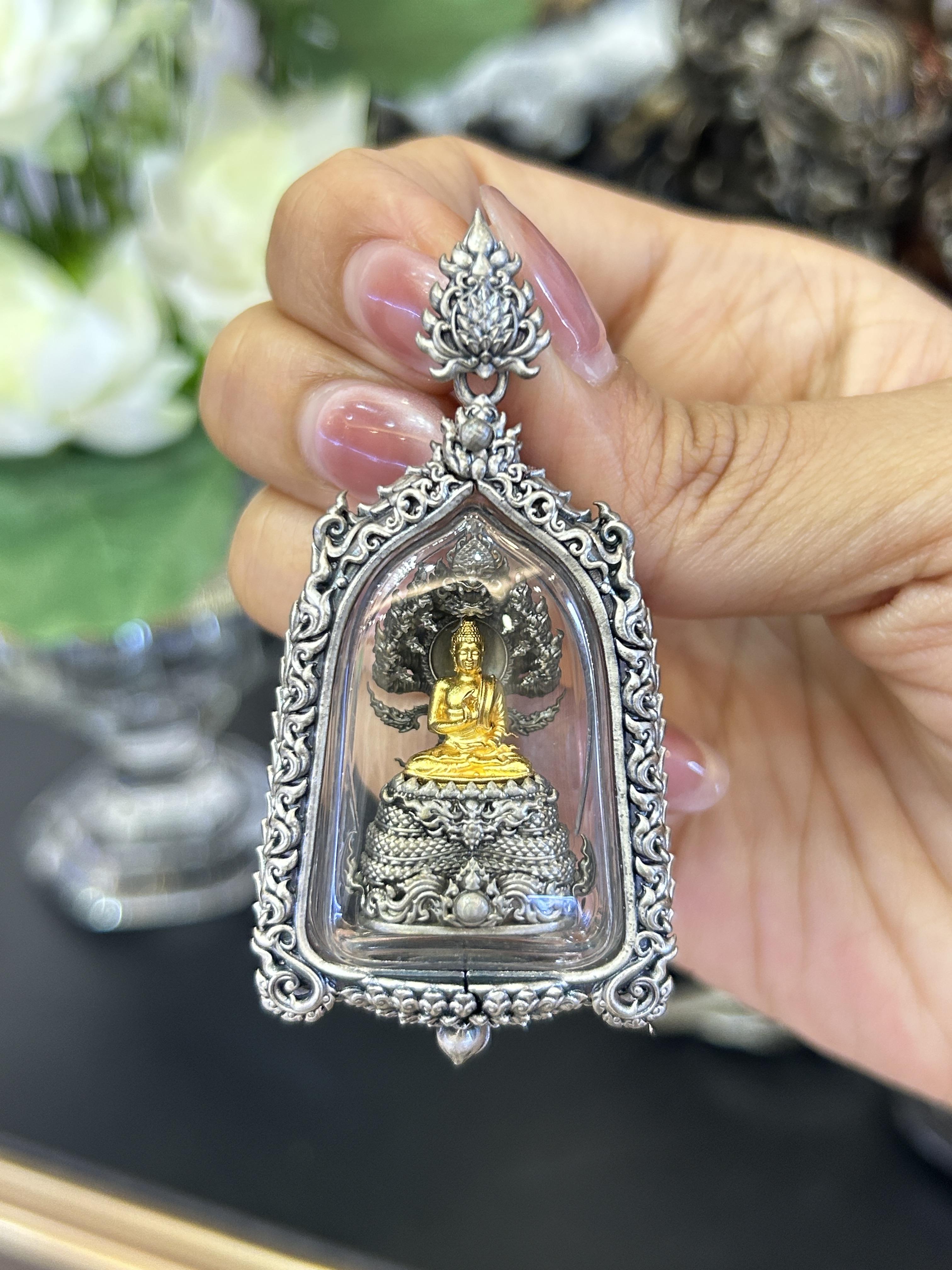 พระนาคปรกพุทธนาคาบารมี เนื้อบรอนซ์ชุบเงินซาติน องค์ชุบทอง พร้อมเลี่ยมกรอบเนื้อบรอนซ์ชุบเงินซาติน