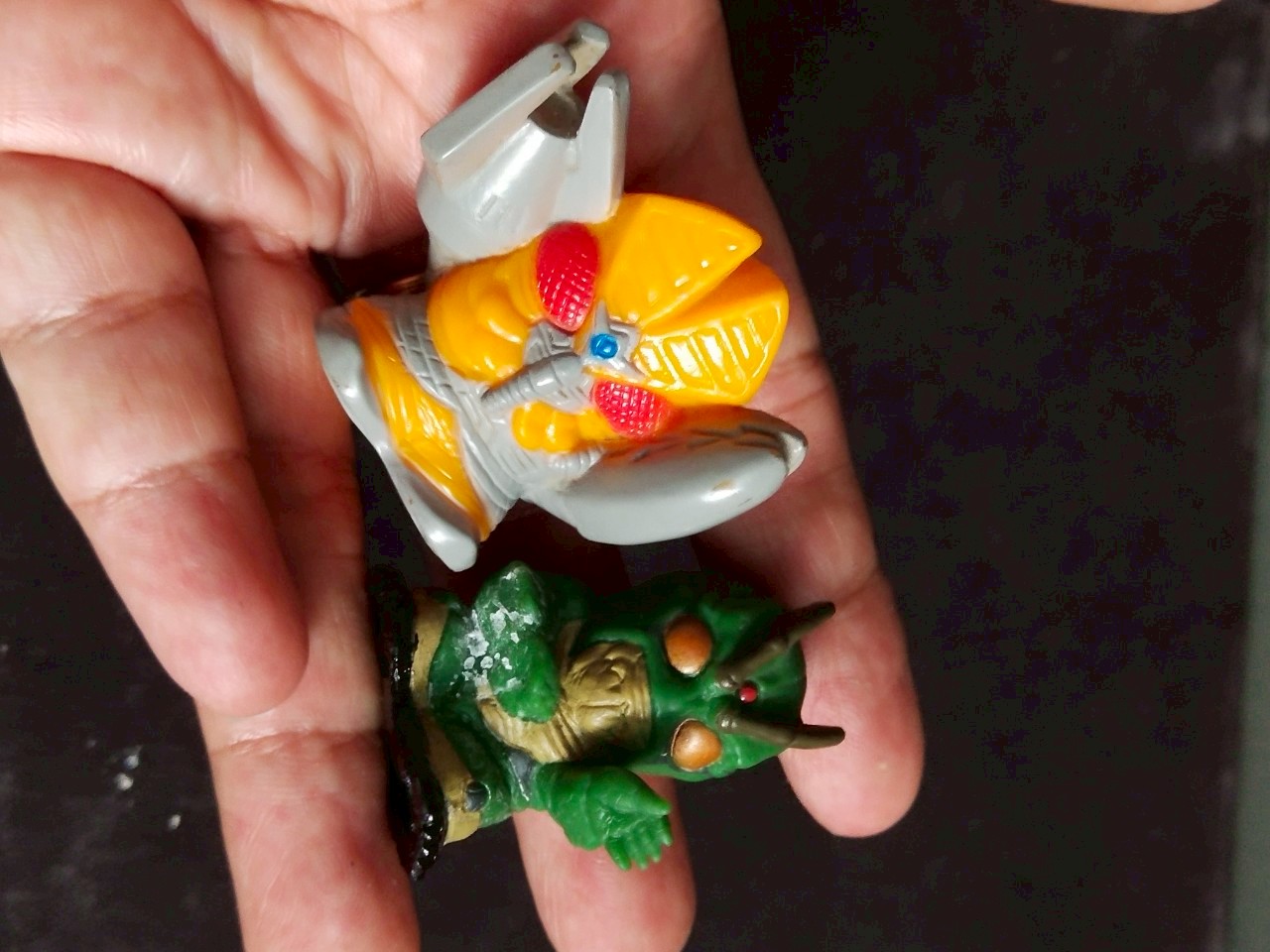 มีหลายภาพ ตุ๊กตาสวมนิ้ว สัตว์ประหลาดบัลตั้น และ ไรเดอร์ชิน