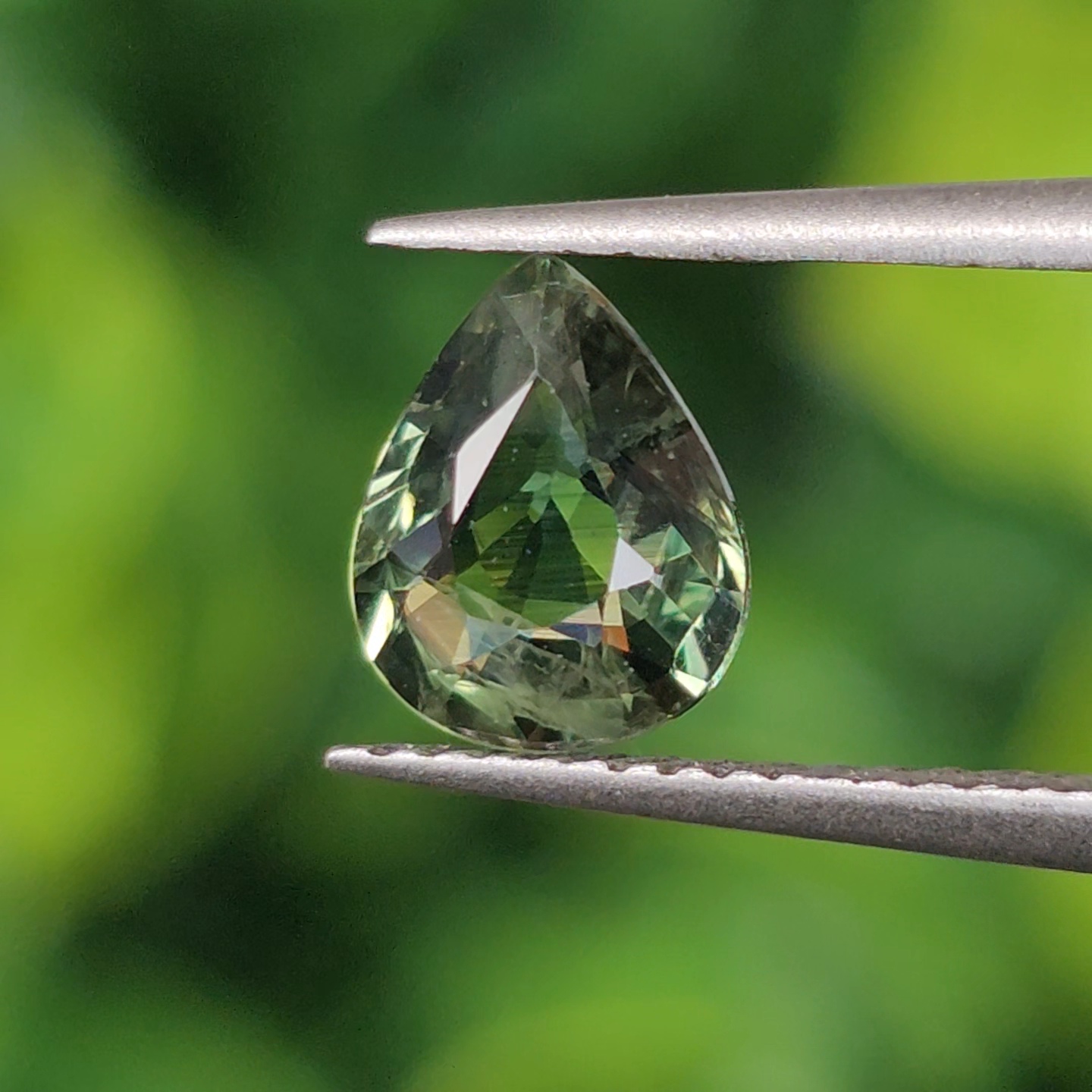 พลอย เขียวส่อง Green Sapphire 0.81 กะรัต (Cts.) ดิบ (Unheated) พลอยแท้ อัญมณีมงคลประจําวันเกิด เครื่องประดับพลอย