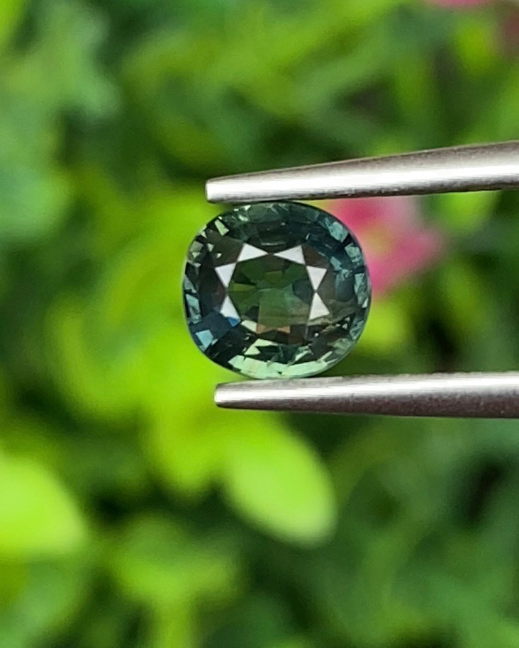 พลอย แซปไฟร์สีน้ำเงินอมเขียว Teal Sapphire 1.01 กะรัต (Cts.) ดิบ Unheated พร้อมใบเซอร์ พลอยแท้ อัญมณีมงคลประจําวันเกิด เครื่องประดับพลอย