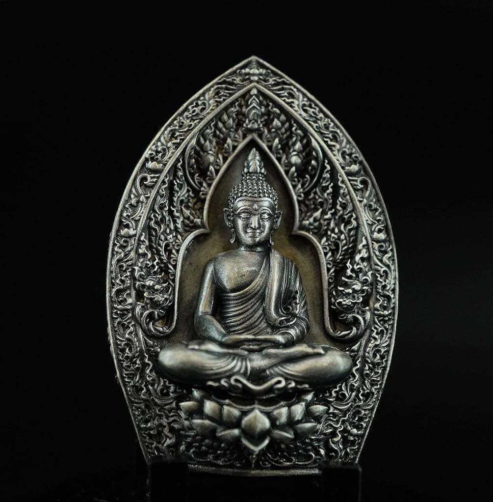 พระกริ่งเจ้าสัวเสวยสุข เนื้อเงินซาติน ขนาด 2.45 X 3.5 เซนติเมตร