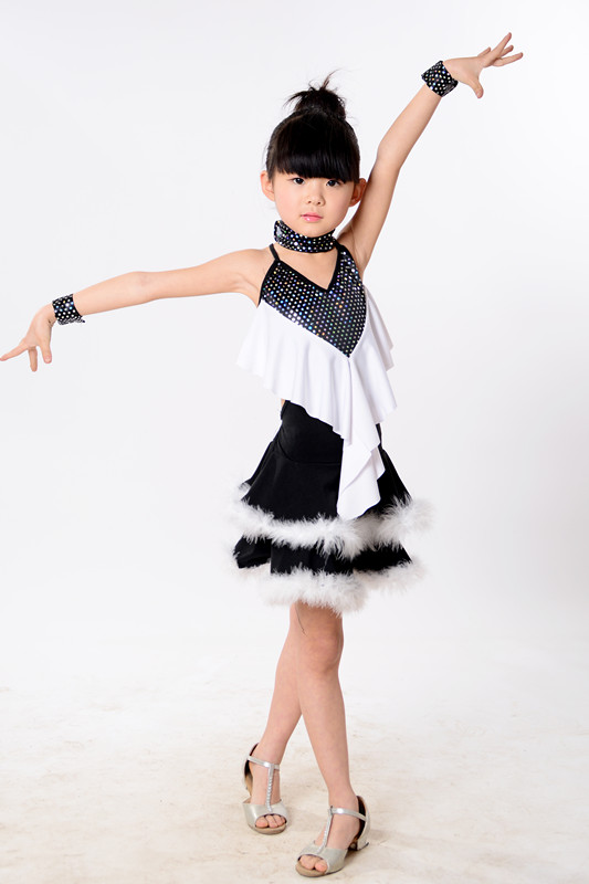 Pre-order ชุดแฟนซี ชุดแสดง สายเดี่ยว แต่งเลื่อม กระโปรงเป็นชั้น ๆ แต่งขนนก สวยงาม เซ็กซี่