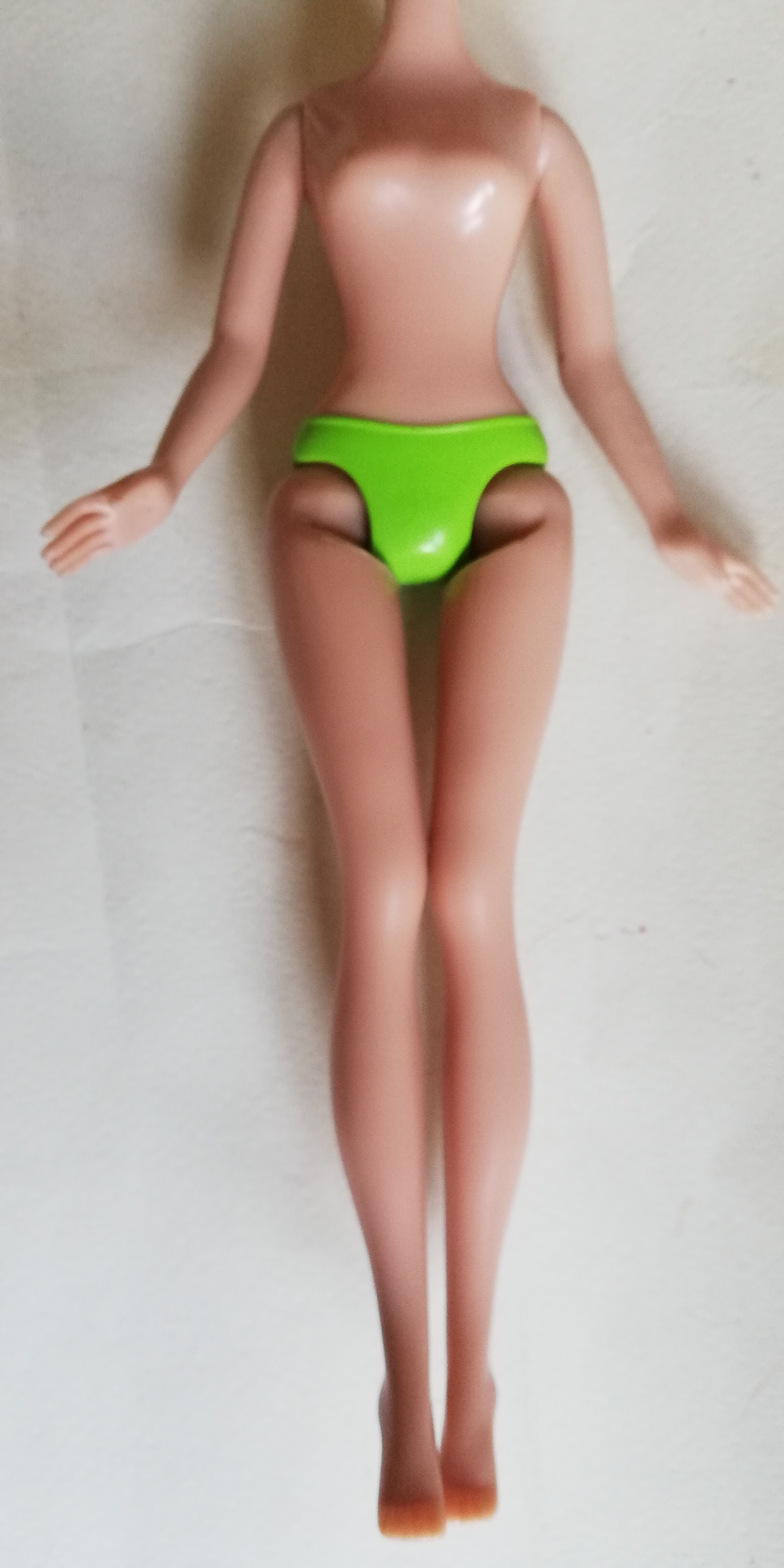 มีหลายภาพค่ะ, ตุ๊กตา ทิงเกอร์เบลล์ จากดิสนีย์*** ปีกไม่ได้มากับตัว, ไม่ได้มีรองเท้า มีของตามภาพ ขาแน่นมาก ***งอแทบไม่ได้ พร้อมชุด เป็นยางสีเขียวถอดออกได้ตามภาพ, ขาแข็ง พับงอไม่ได้