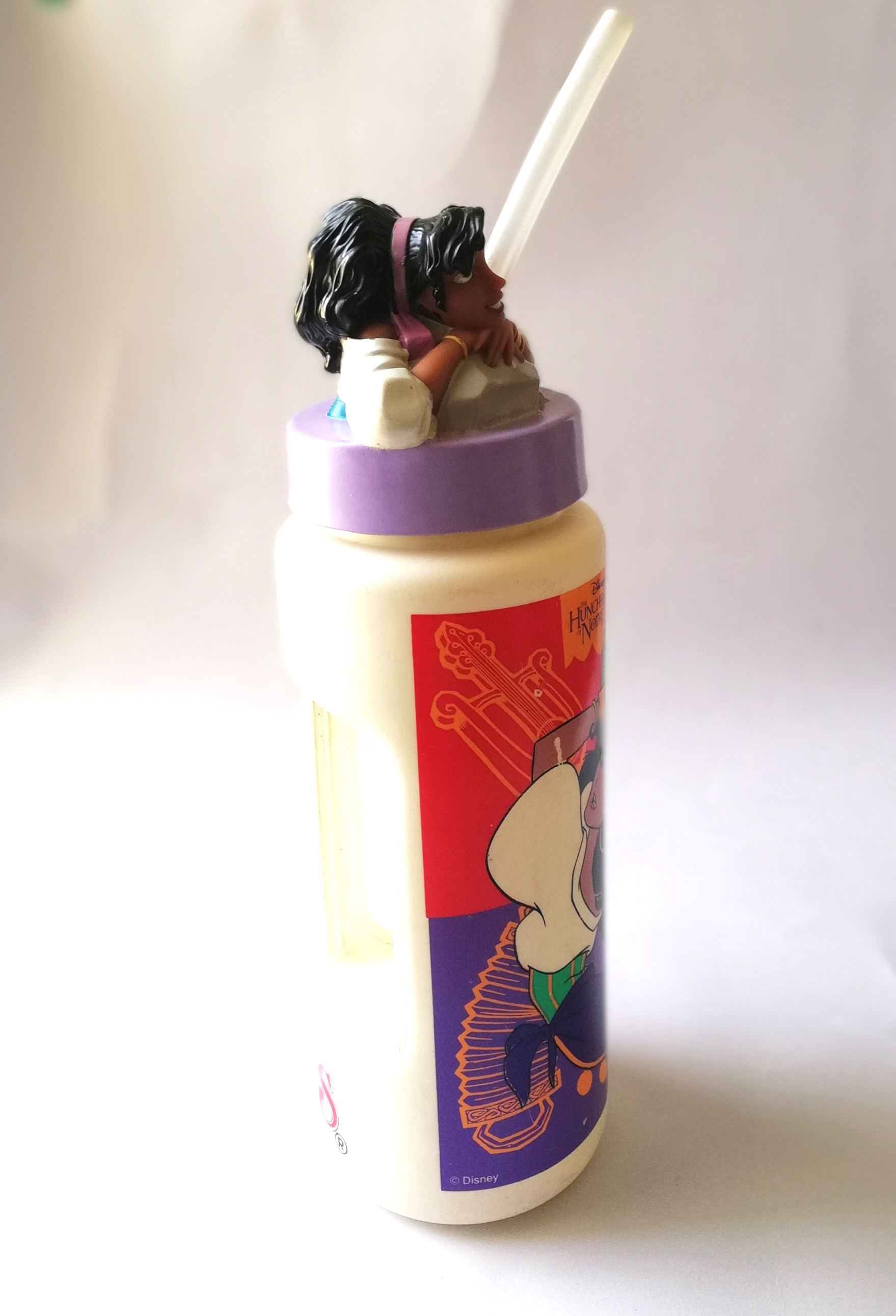 ขวดน้ำลาย ดิสนีย์"คนคร่อมแห่งน็อธเธอร์ดาม, พร้อมท็อปเปอร์ เอสเมอรัลด้า" งานเก่าสะสม จาก สเว็นเซ็น Swensen **มีรอยเปื้อน ตามภาพ