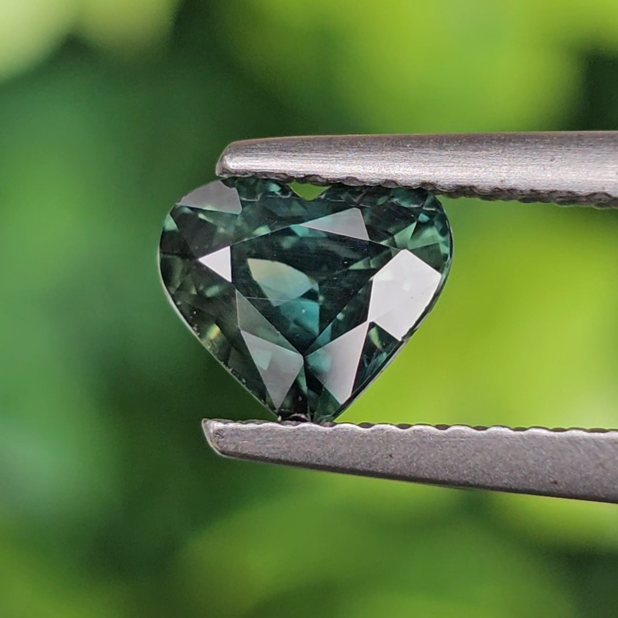 พลอย เขียวส่อง Green Sapphire 1.11 กะรัต (Cts.) พลอยแท้ อัญมณีมงคลประจําวันเกิด เครื่องประดับพลอย