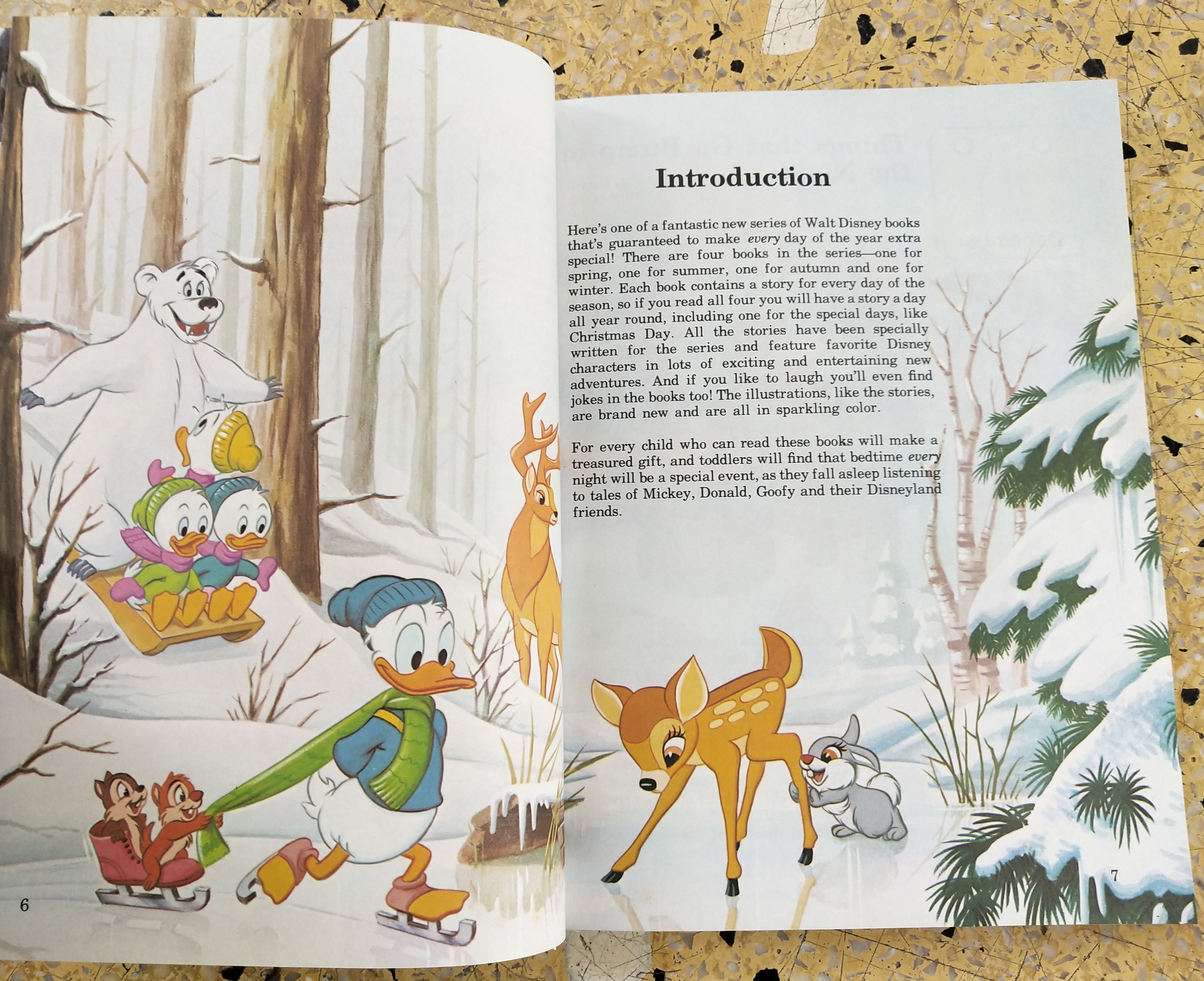 หนังสือภาพการ์ตูนดิสนีย์น่ารัก **หนังสิอเก่า มีตำหนิ โปรดตรวจสอบทุกภาพ ปกแข็ง ฉบับภาษาอังกฤษ เล่าเรื่องราวของทุกวันในฤดูหนาว ผ่านตัวการ์ตูนจากดิสนีย์ Story a Day for every day of the year ,Winter