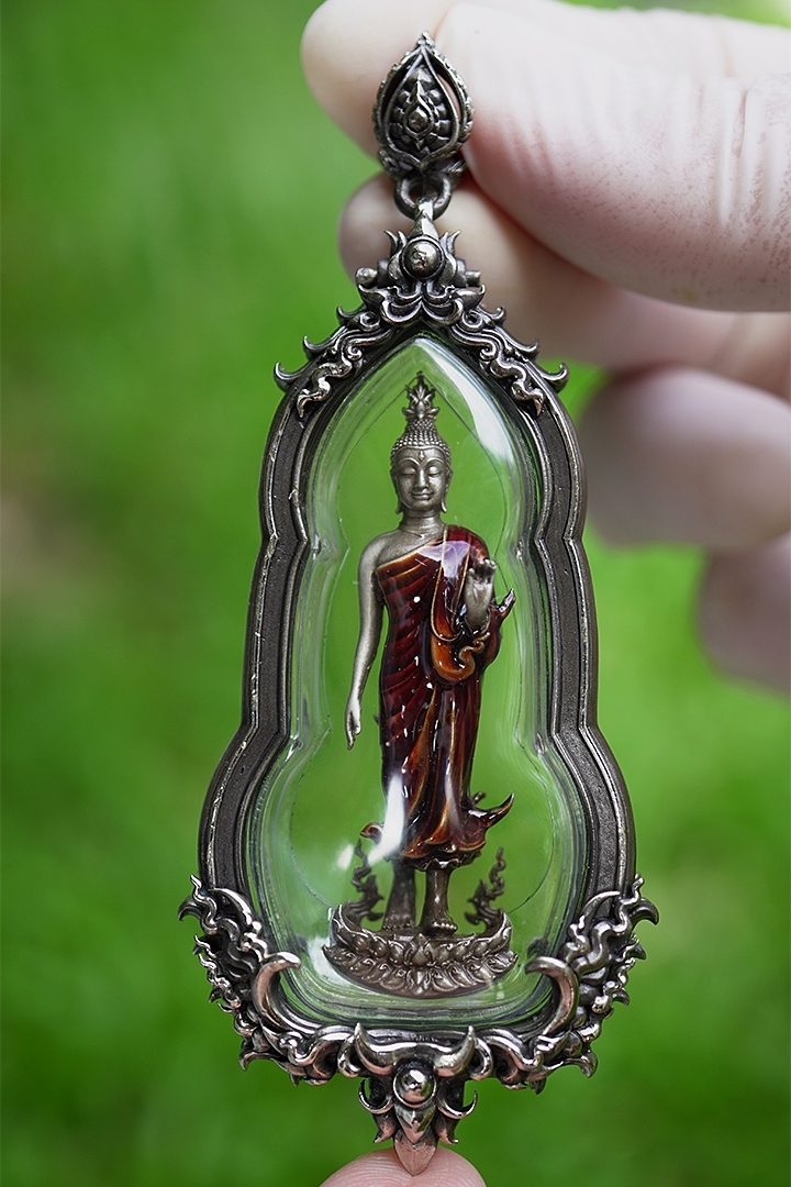 พระพุทธศิริสุขมั่นคงทรัพย์พร้อมเลี่ยมกรอบ รหัส 5 เนื้อไวท์บรอนซ์ซาตินลงยาจีวร