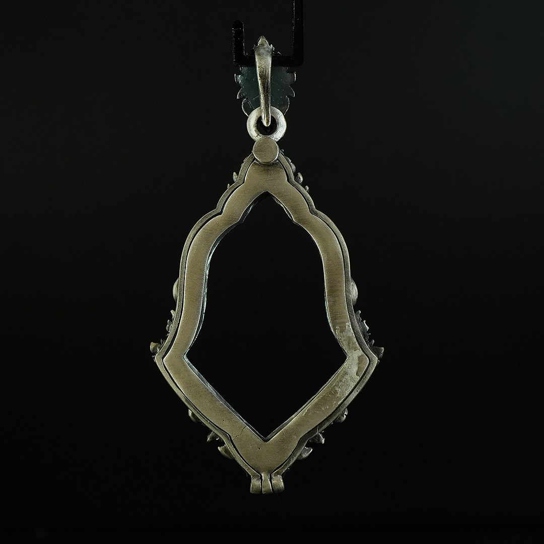 (แบบที่20.4) กรอบเนื้อไวท์บรอนซ์ชุบซาติน สำหรับองค์พระขนาด ความสูง 3.9 เซนติเมตร ความกว้าง 2.6 เซนติเมตร