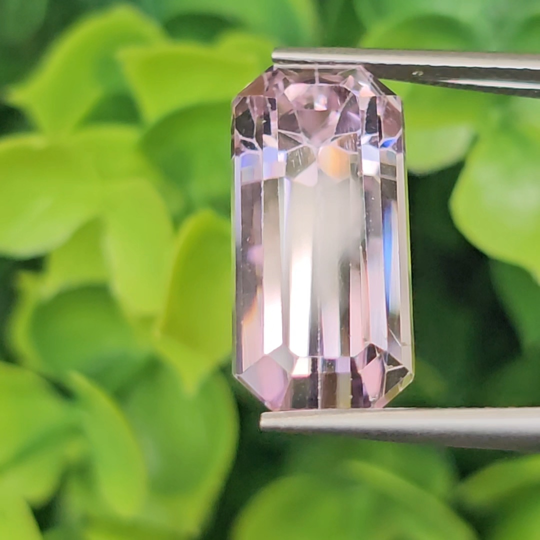 พลอย คุนไซท์ Kunzite 12.18 กะรัต (Cts.) พลอยแท้อัญมณีมงคล ประจําวันเกิด เครื่องประดับพลอย