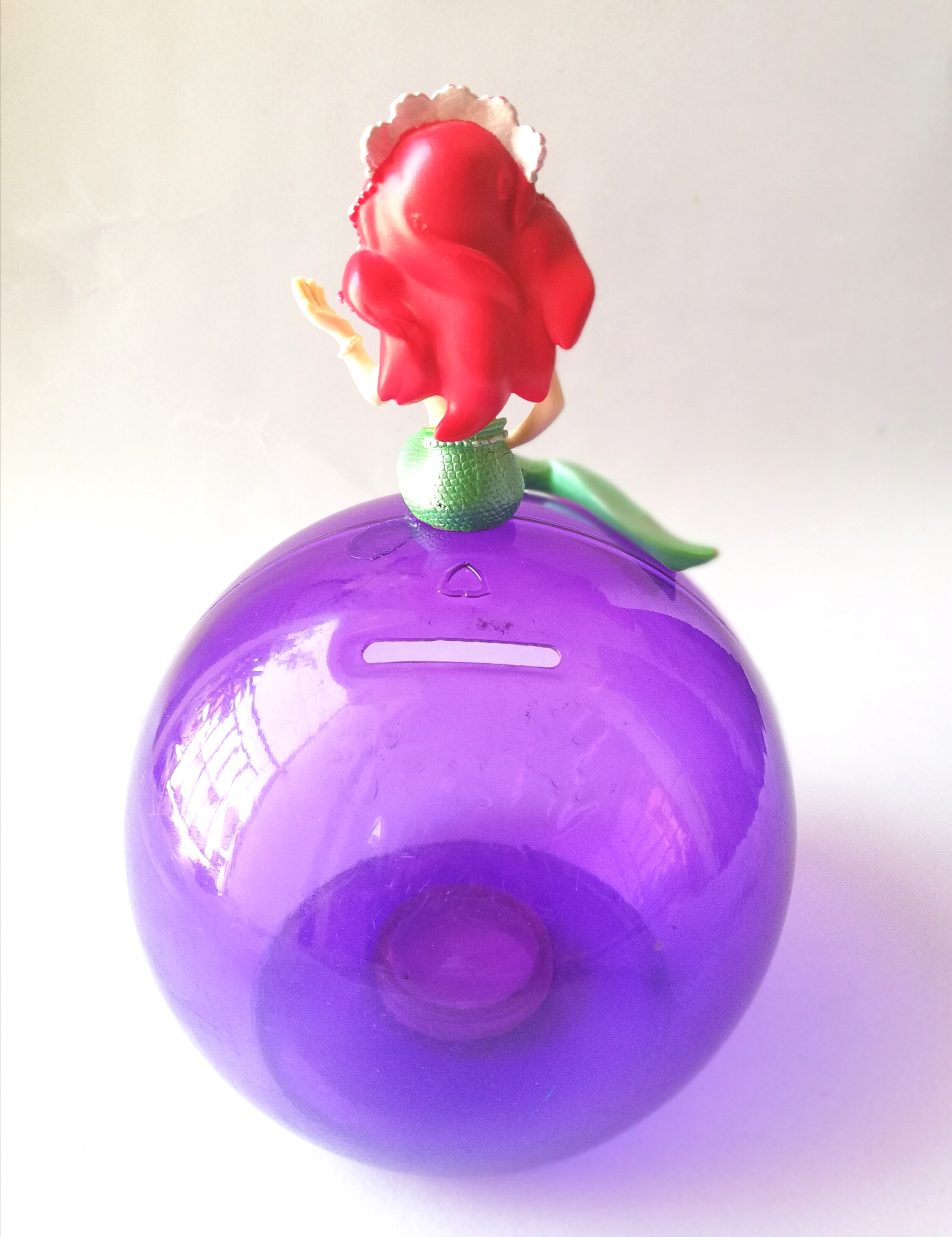 ของสะสม **ไม่มีก้นกระปุก และมีตำหนิ โปรดดูทุกภาพ, ของสะสมจากธนาคารไทยพานิชย์ เจ้าหญิงเงือกน้อย the Little Mermaid, แอเรี่ยล Arial ลิตเติ้ลเมอร์เมด เป็นกระปุกออมสิน แอเรี่ยลนั่งบนระปุกทรงกลมสีม่วงใส สูงประมาณ 7.5" กว้างประมาณ4.5" ดิสนีย์ปริ๊นเซส