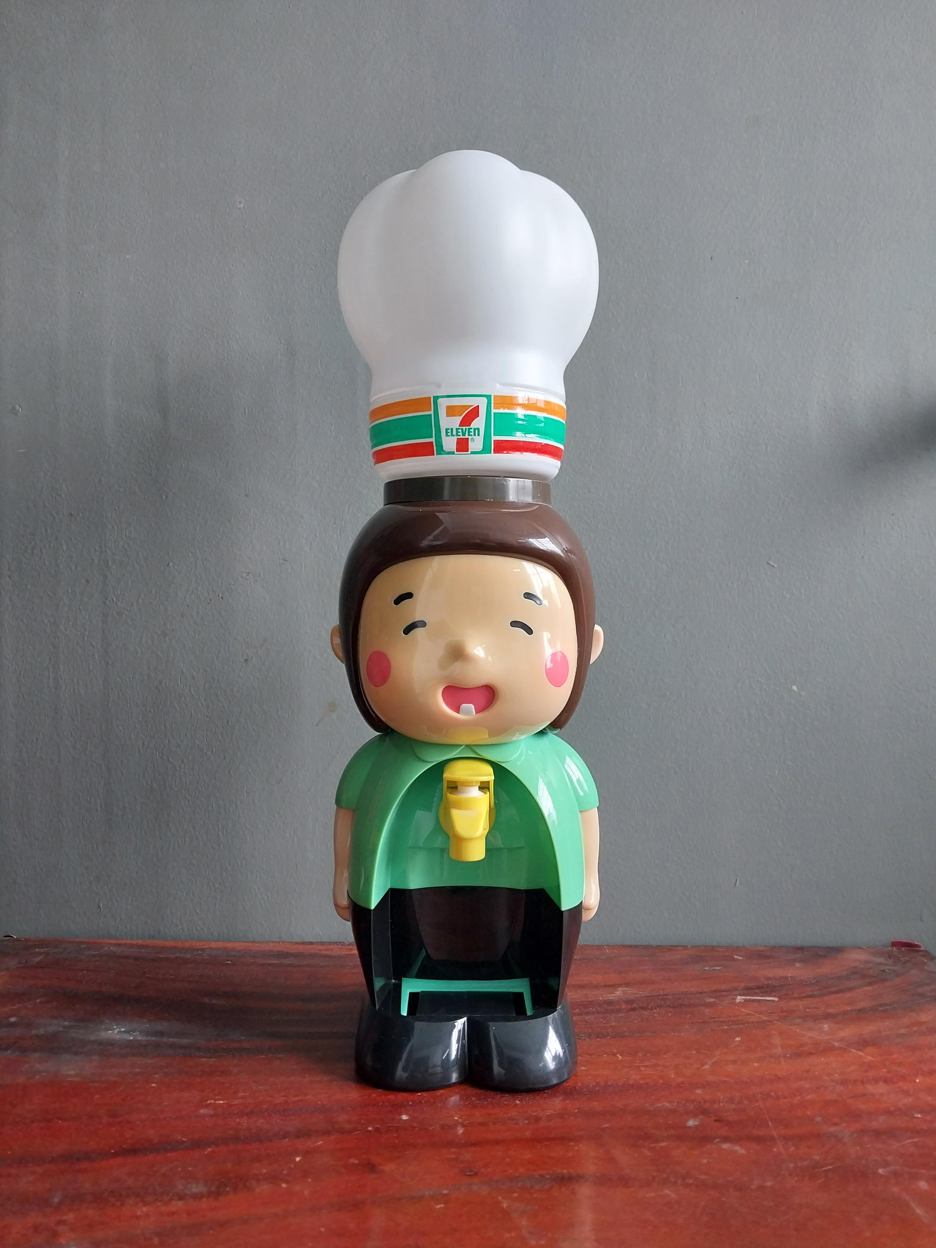 ของสะสมน่ารัก ตู้กดน้ำรูปตุ๊กตา7-11 ใส่น้ำบริเวณหมวกสีขาว กรุณาเลือกแบบ