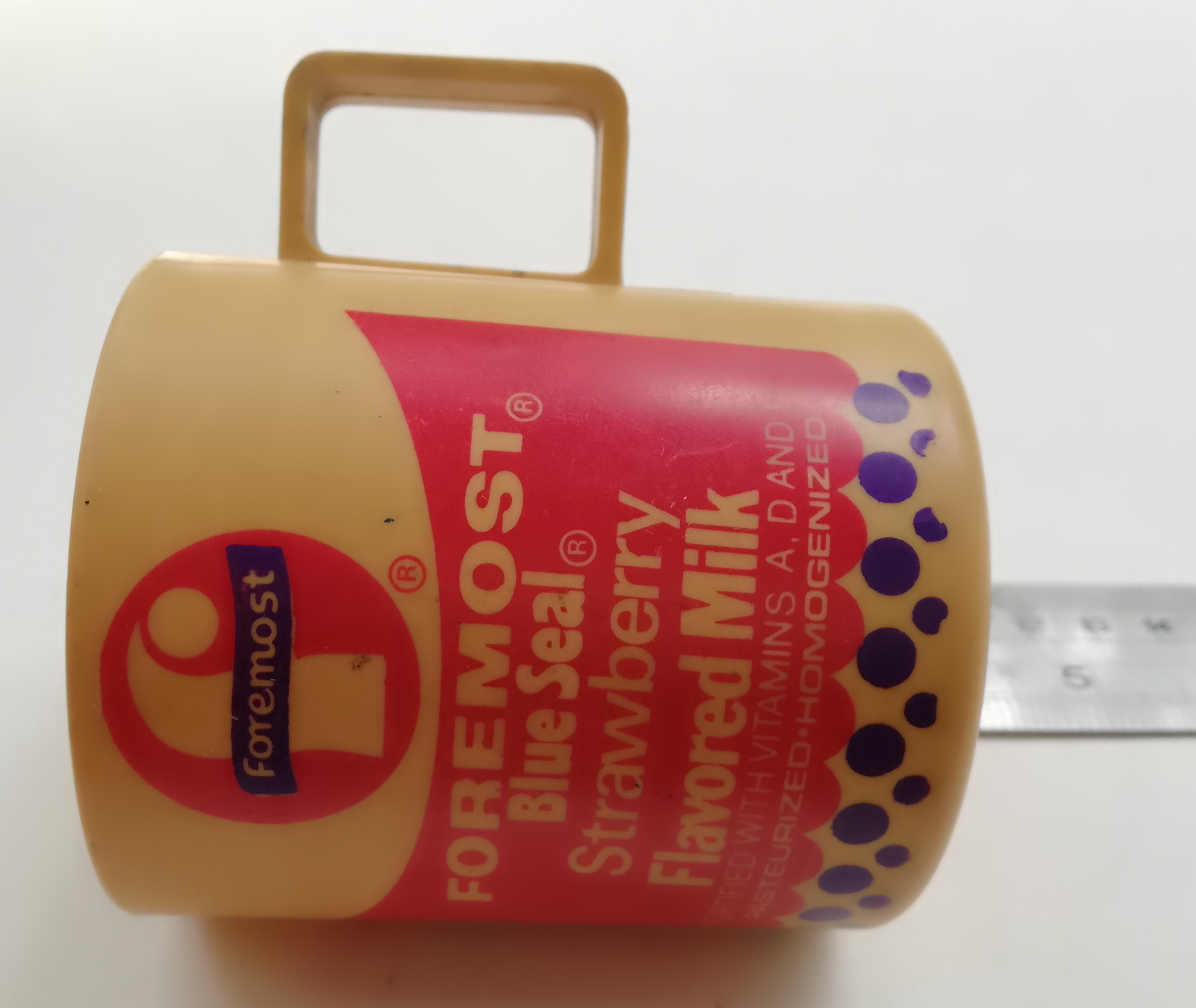 ของเก่าสะสม แก้วน้ำพลาสติกขนาดเล็กมีหู ของสะสมจากForemost,Foremost Blue Seal,Strawberry Flavoured Milk เส้นผ่าศูนย์กลาง 3",สูง 3.4" **ของเก่ามีตำหนิ โปรดตรวจสอบทุกภาพ