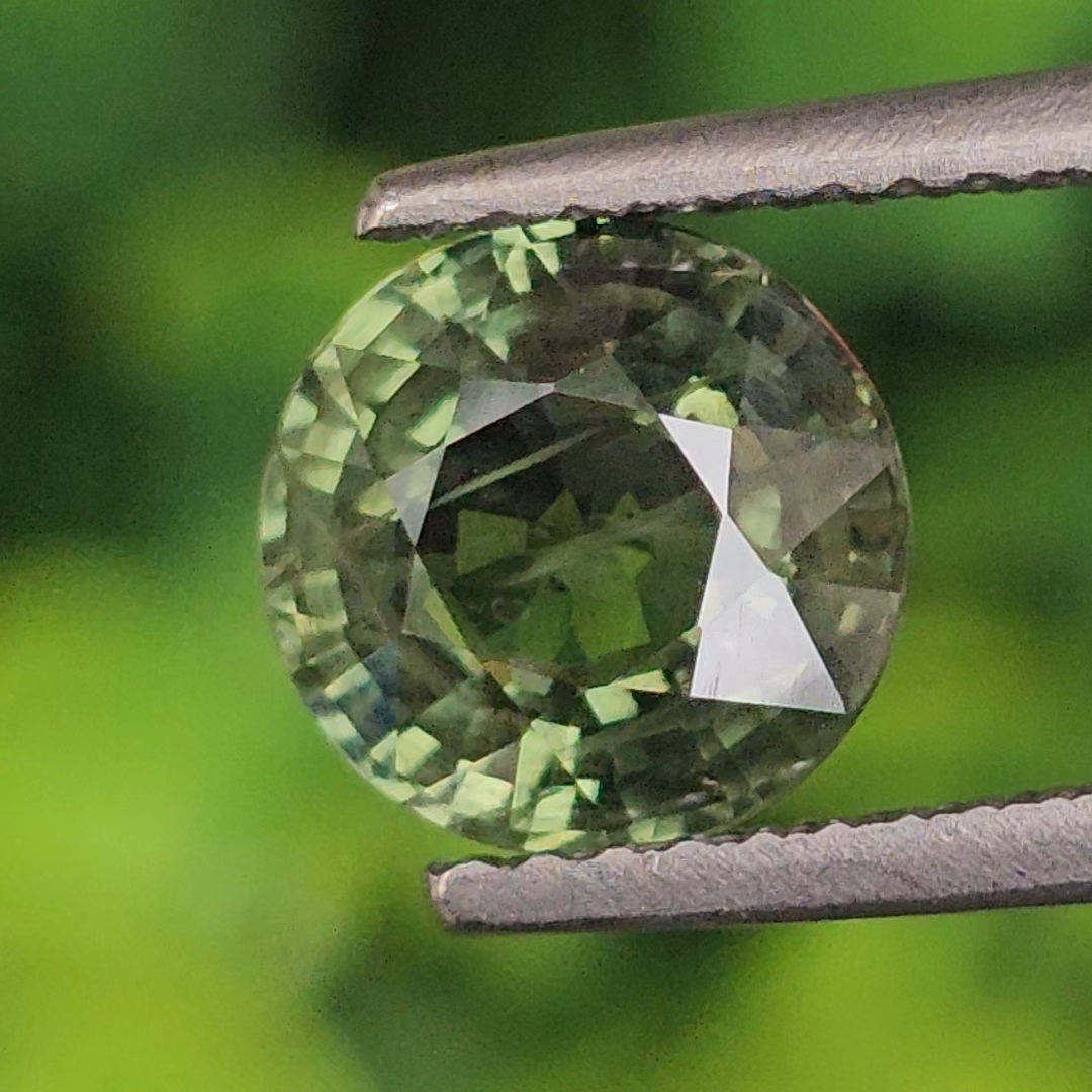 พลอย เขียวส่อง (Green Sapphire) 2.07 กะรัต (Cts.) พลอยแท้ อัญมณีมงคลประจําวันเกิด เครื่องประดับพลอย