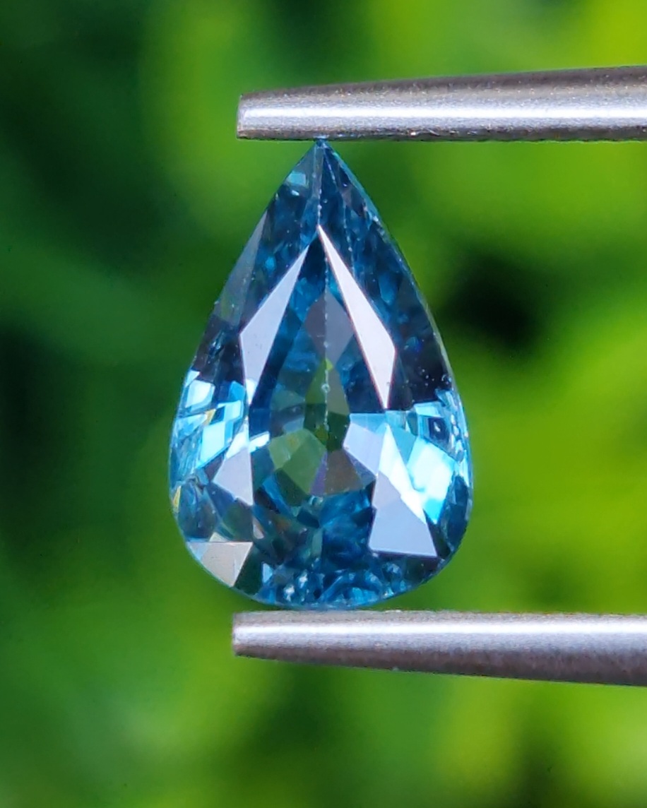 พลอย เพทาย (Zircon) 2.11 กะรัต (Cts.) พลอยแท้ อัญมณีมงคลประจําวันเกิด เครื่องประดับพลอย