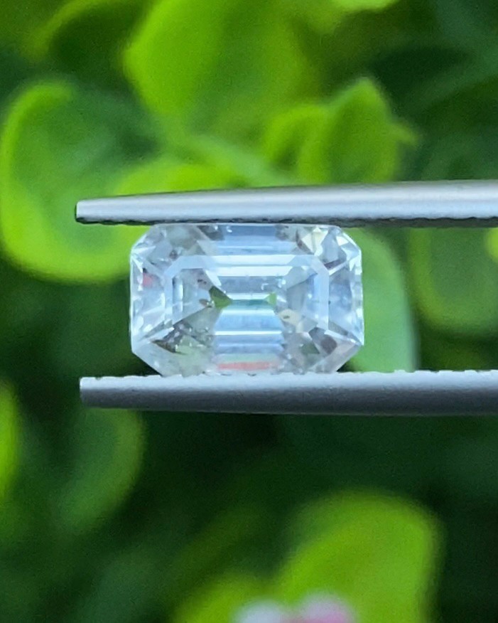 พลอย ขาว ไวท์ แซฟไฟร์ White Sapphire 2.12 กะรัต (Cts.) พลอยแท้ อัญมณีมงคลประจําวันเกิด เครื่องประดับพลอย