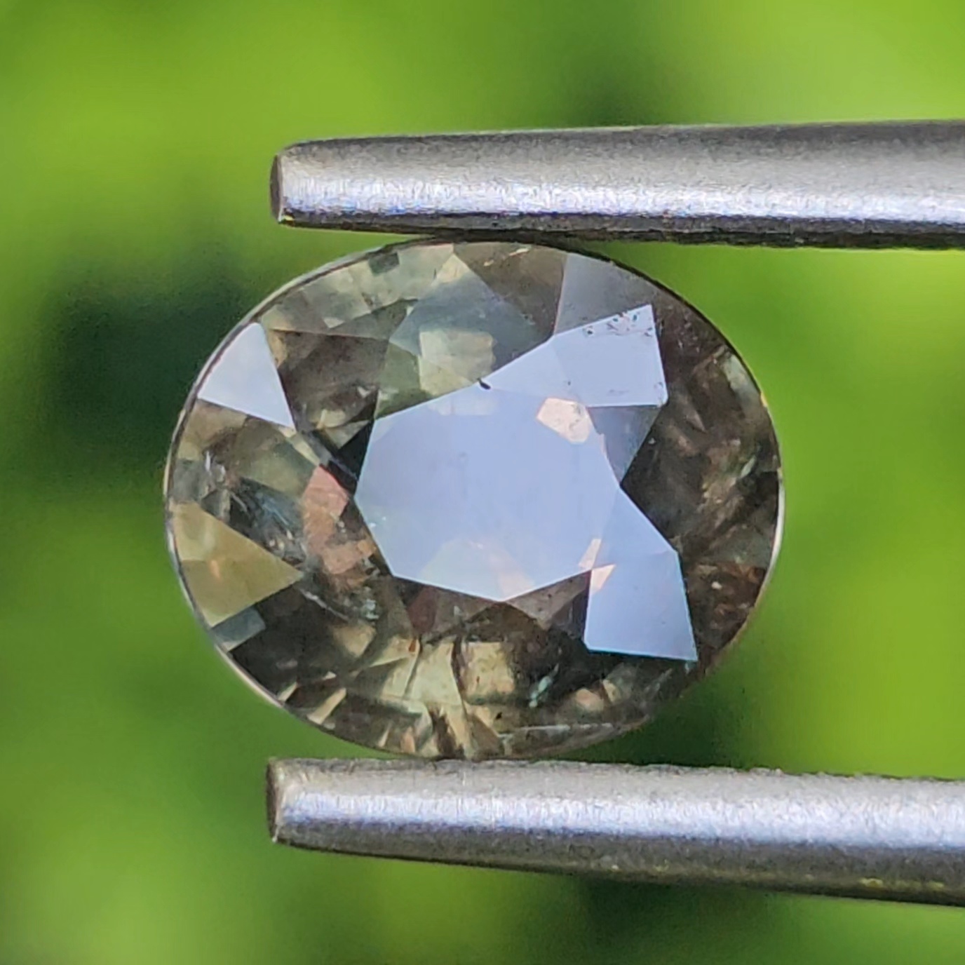 พลอย เขียวส่อง Green Sapphire 1.13 กะรัต (Cts.) ดิบ Unheated พลอยแท้ อัญมณีมงคลประจําวันเกิด เครื่องประดับพลอย