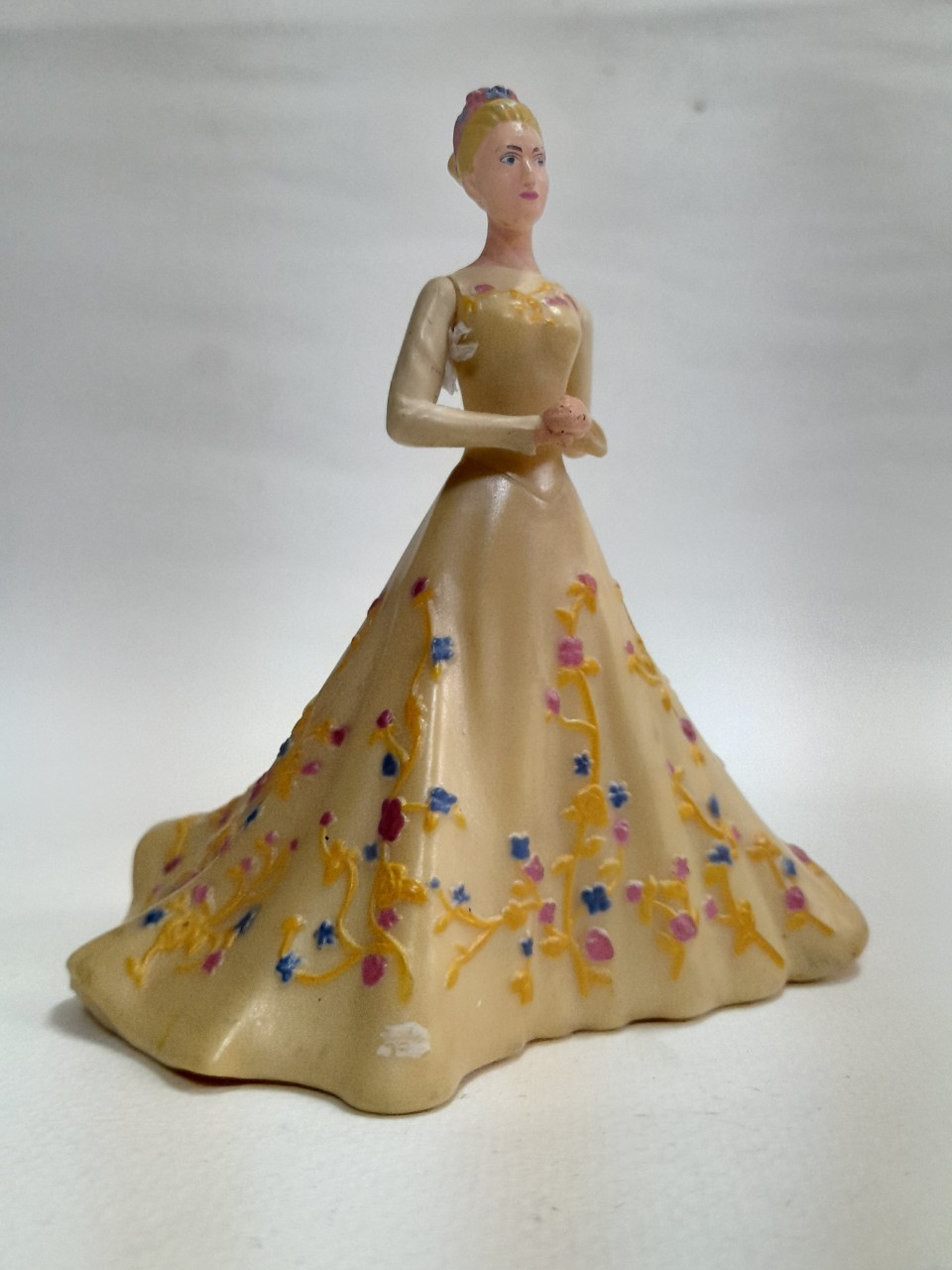 มีหลายภาพ,ตุ๊กตาเจ้าหญิงดีสนีย์ เบลล์ จาก บิวตี้แอนด์เดอะบีสต์ มือสองสภาพดีมีรอยบ้าง