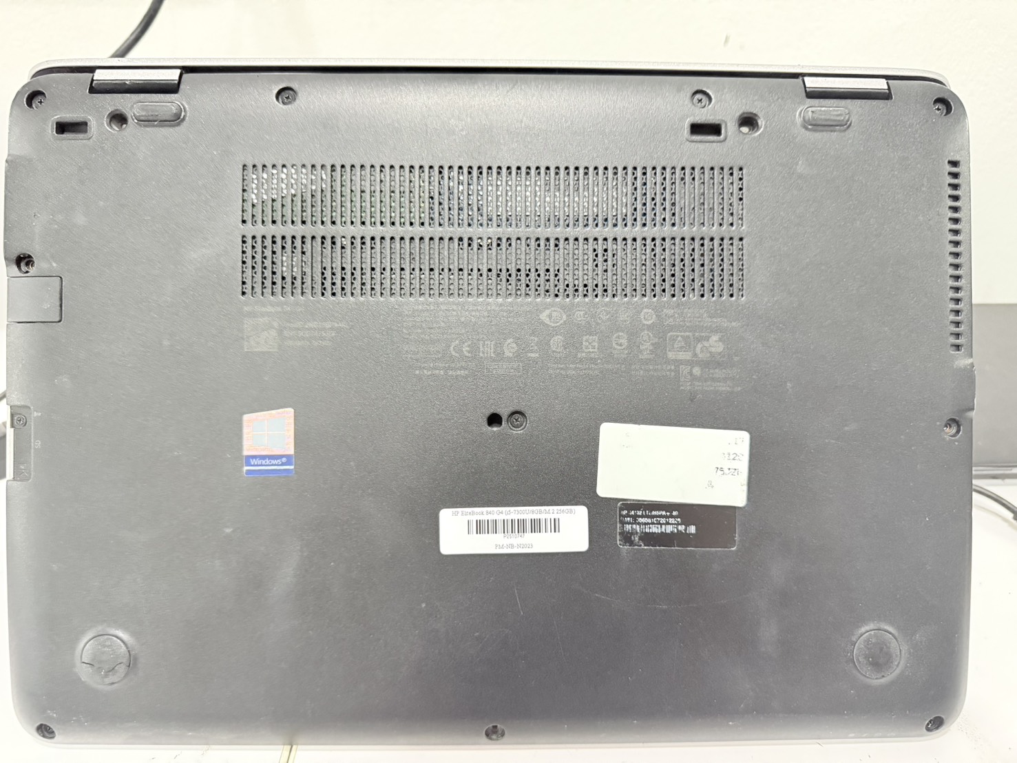 Notebook HP EliteBook 840 G4 (i5-7300U/8GB/M.2 256GB) ไม่มี Adapter แบตเสื่อม จอ Bright ยางรองเครื่องเสื่อม ขอบแตกบิ่น