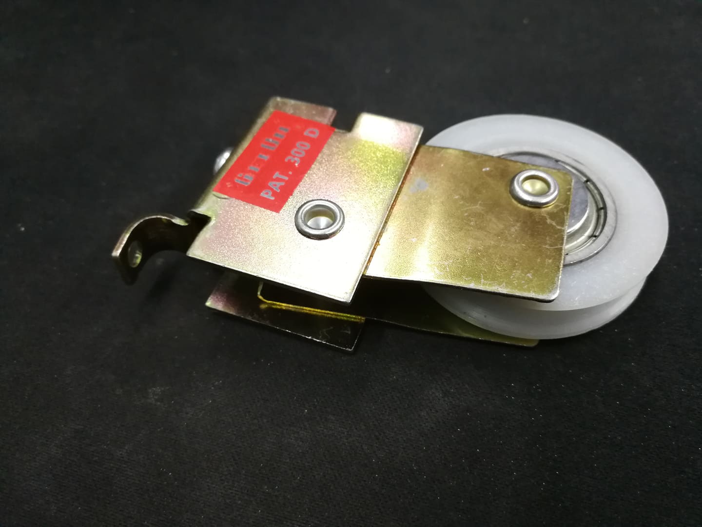 Get-On ล้อบานเลื่อน(ล้อแดง) บานหน้าต่าง ประตู อลูมิเนียม